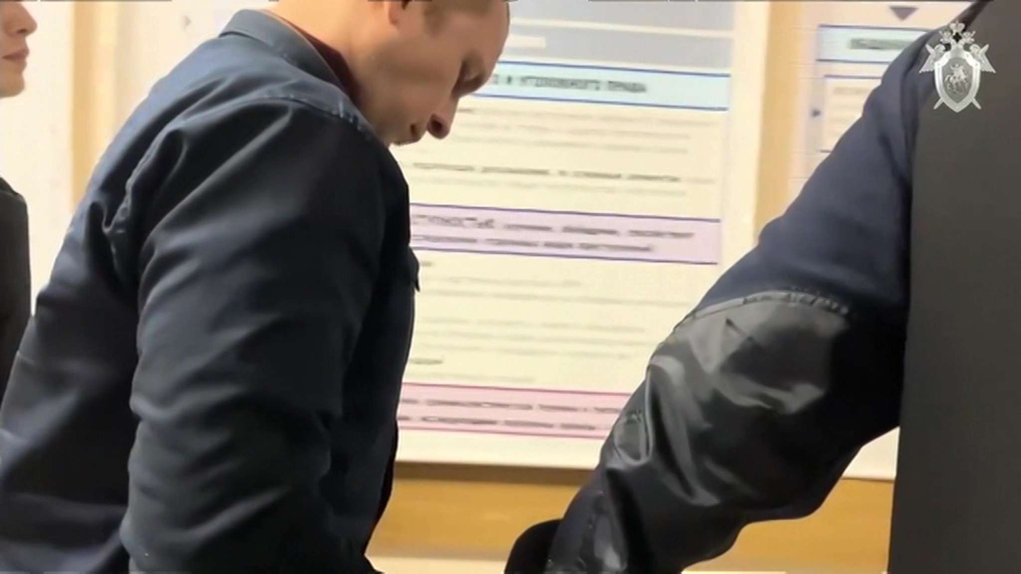 Убийцу полицейского доставили на место преступления в наручниках