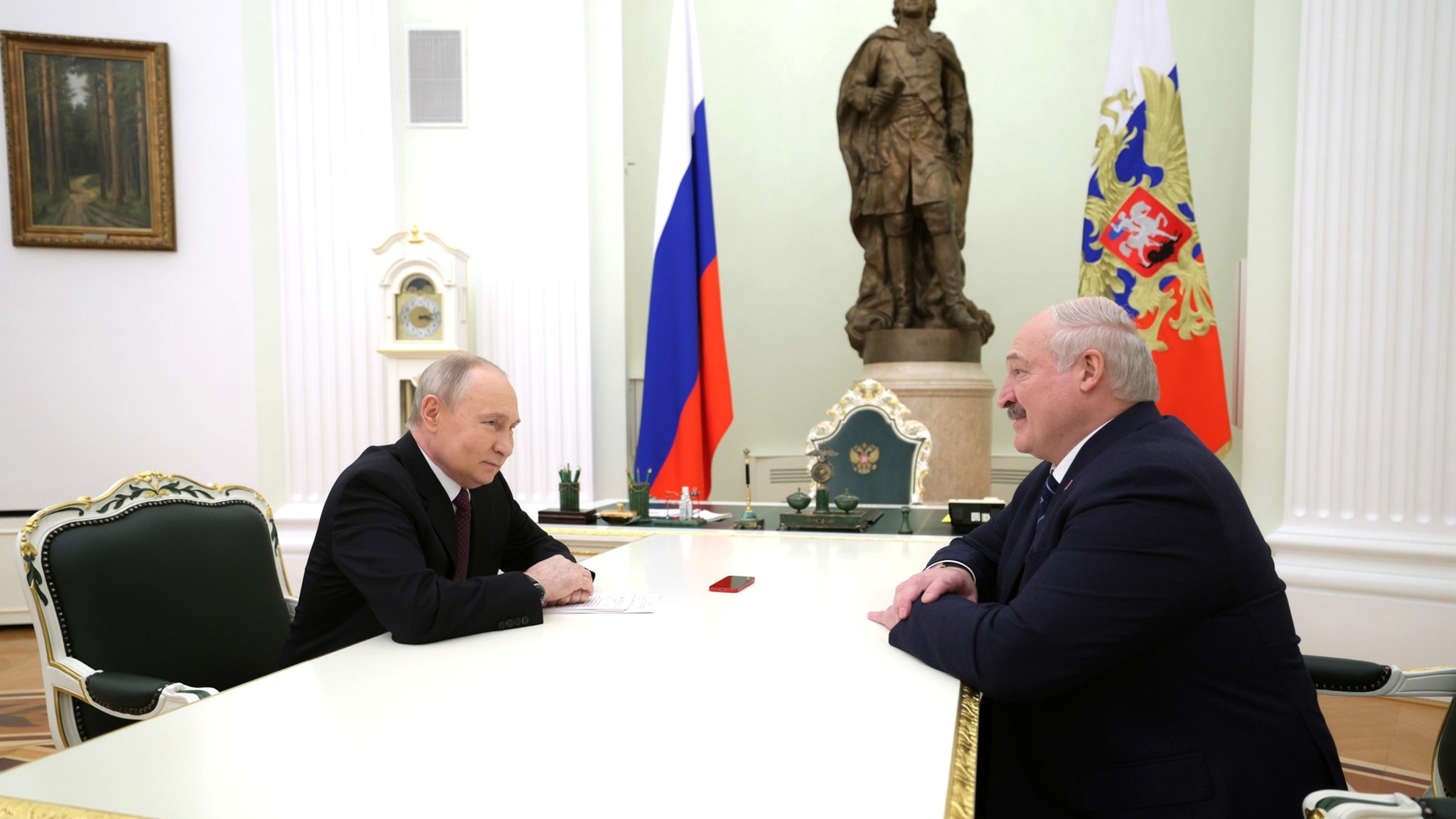 AP: Путин высмеял конференцию по Украине