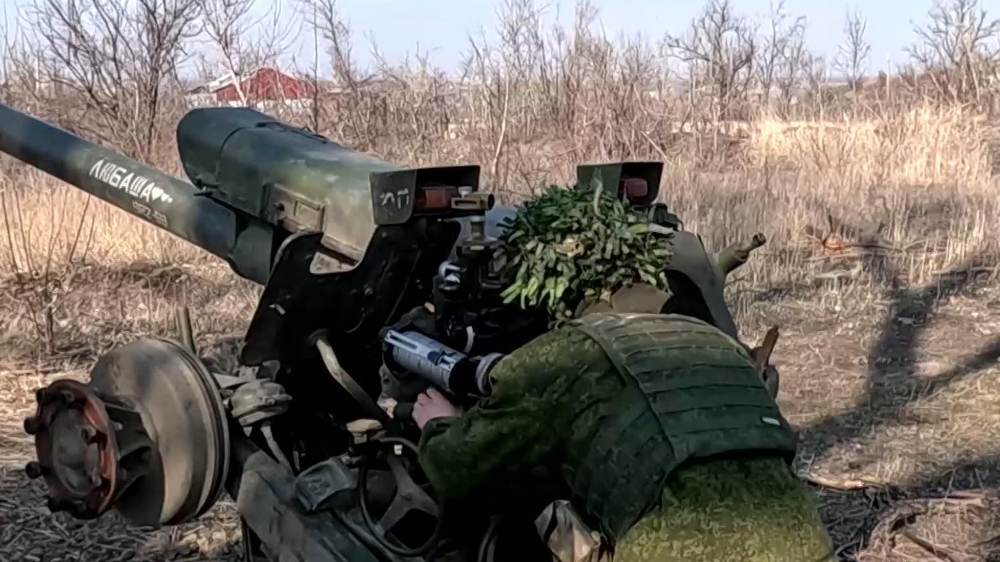 Российские минометчики ровняют с землей укрепления нацистов