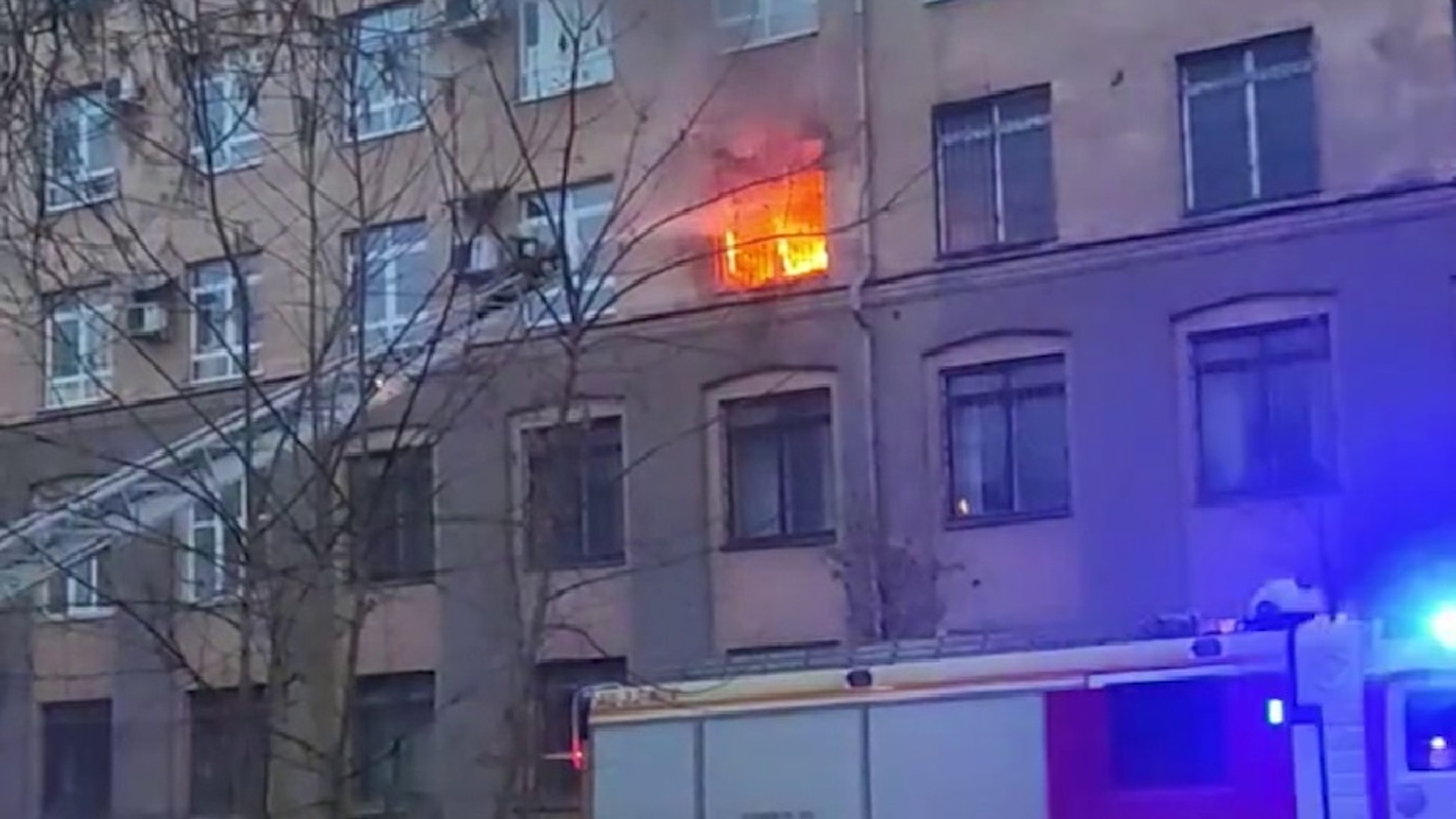 В Екатеринбурге загорелось здание по адресу Ленина 50а