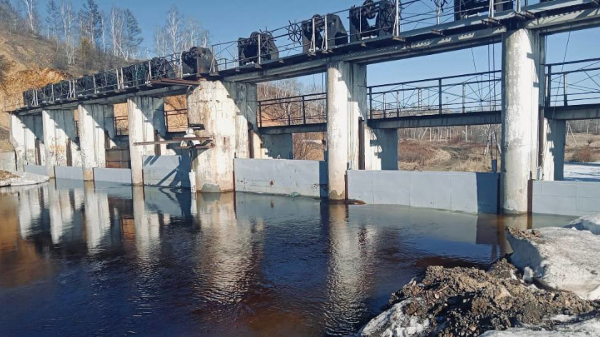 На магдагачинской плотине вода достигла верхней отметки