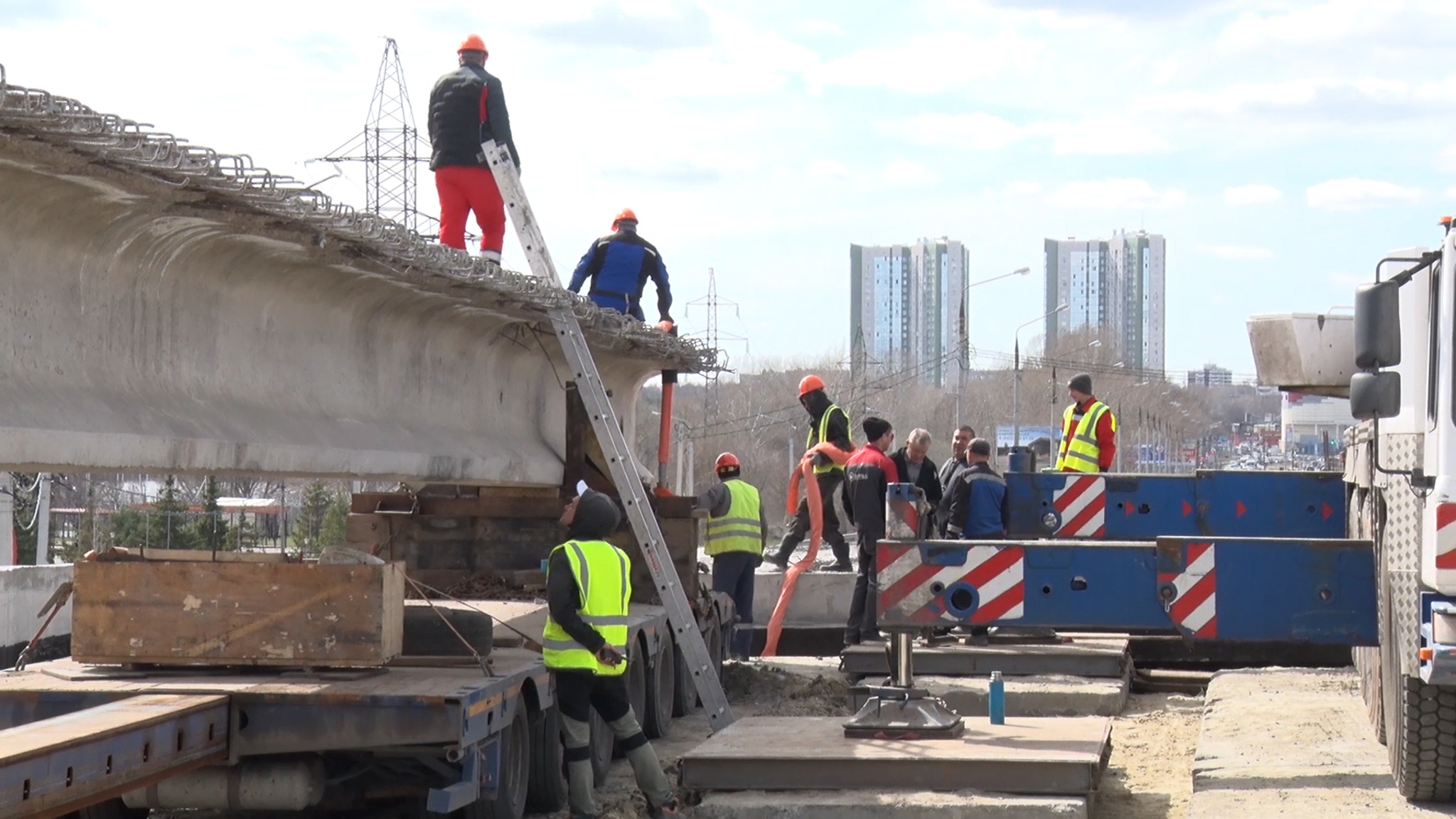 На мосту по улице Минаева начат демонтаж правой стороны над руслом Свияги