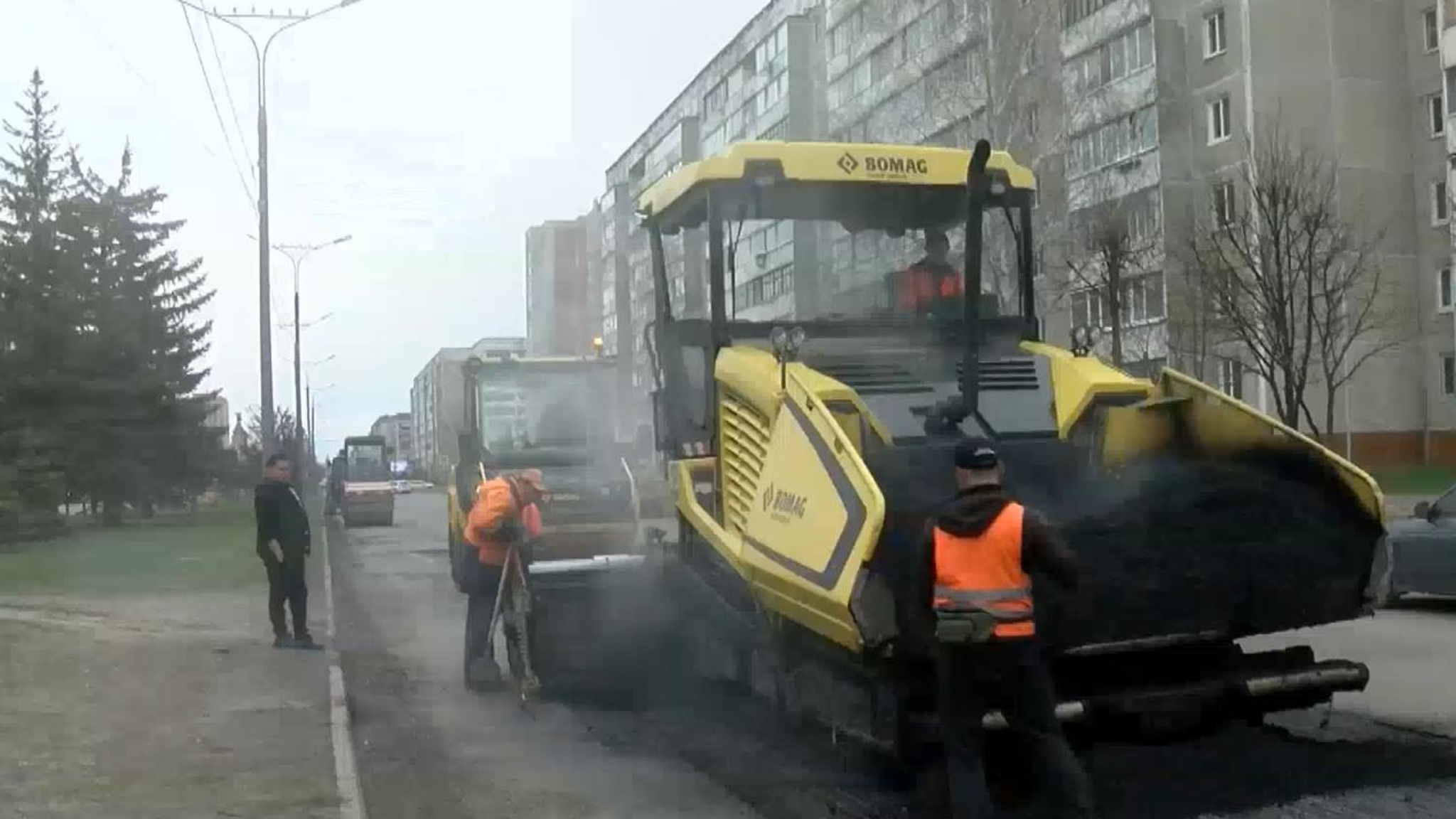 С наступлением тепла в Йошкар-Оле приступили к ямочному ремонту дорог асфальтобетоном