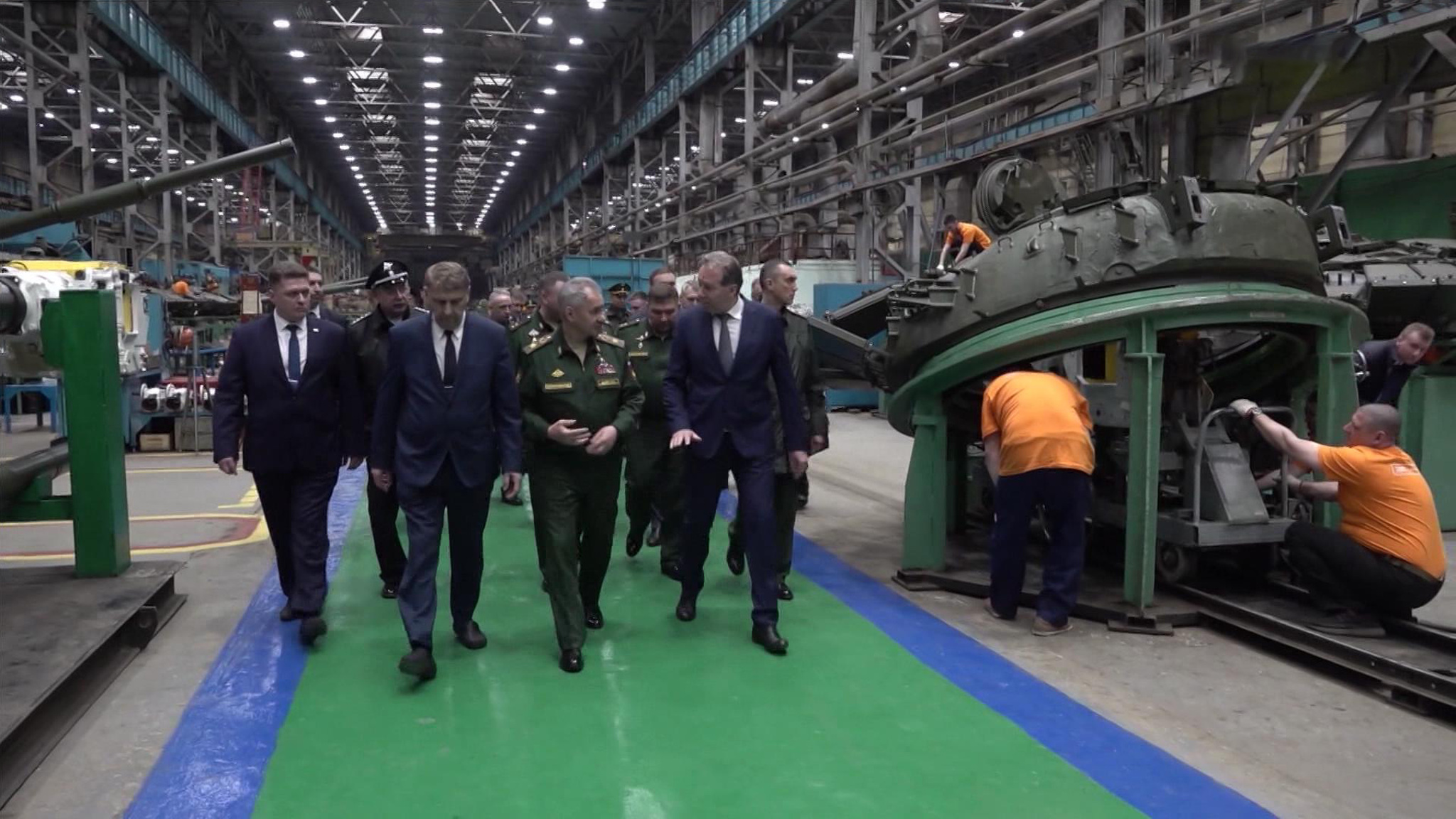 Шойгу осмотрел производство танков и тяжелых огнеметов