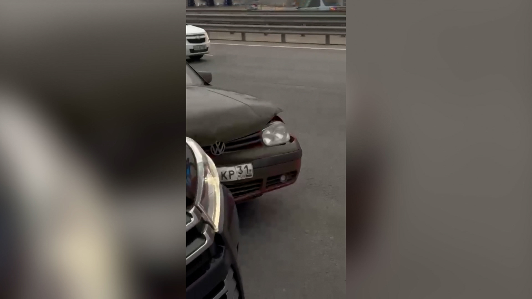Неадекватный водитель таранил машину с детьми и угрожал убийством