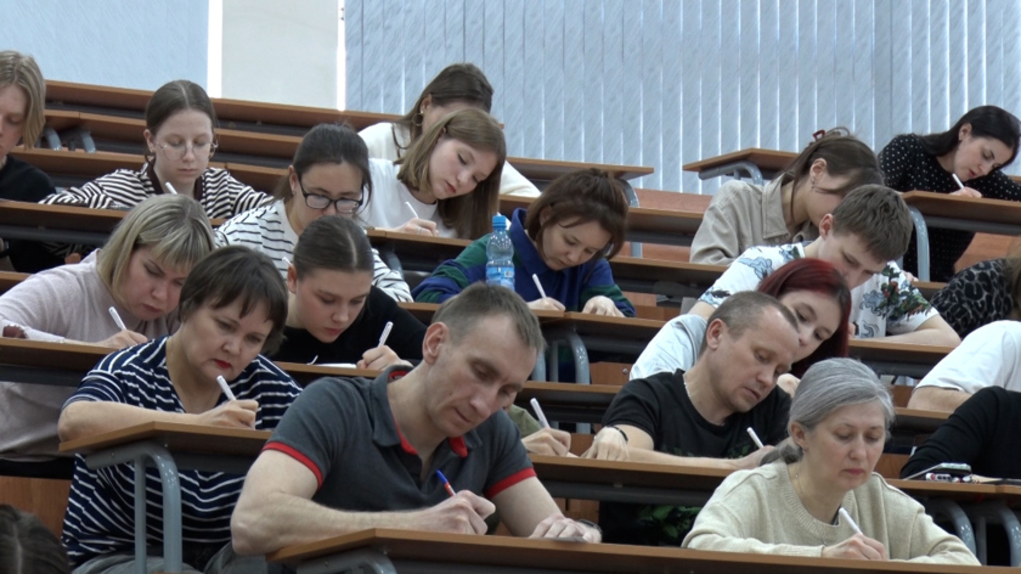 Тотальный диктант в Благовещенске объединил несколько поколений
