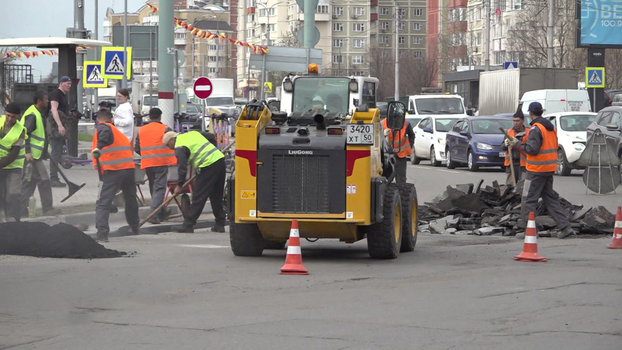 Специалисты ремонтируют дороги в Московской области круглосуточно