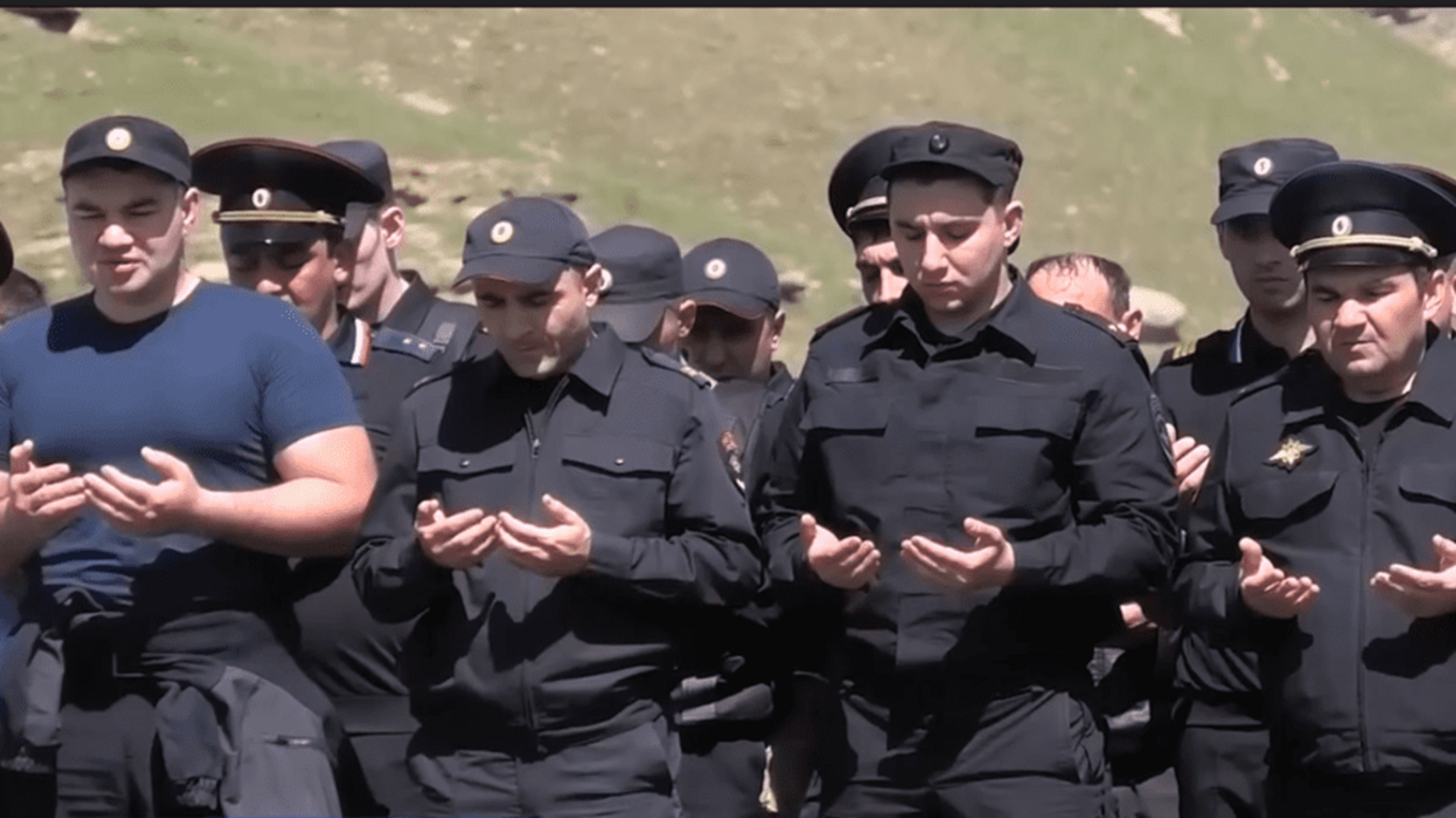 В КЧР простились с полицейскими, которые погибли при нападении преступников в Карачаевске