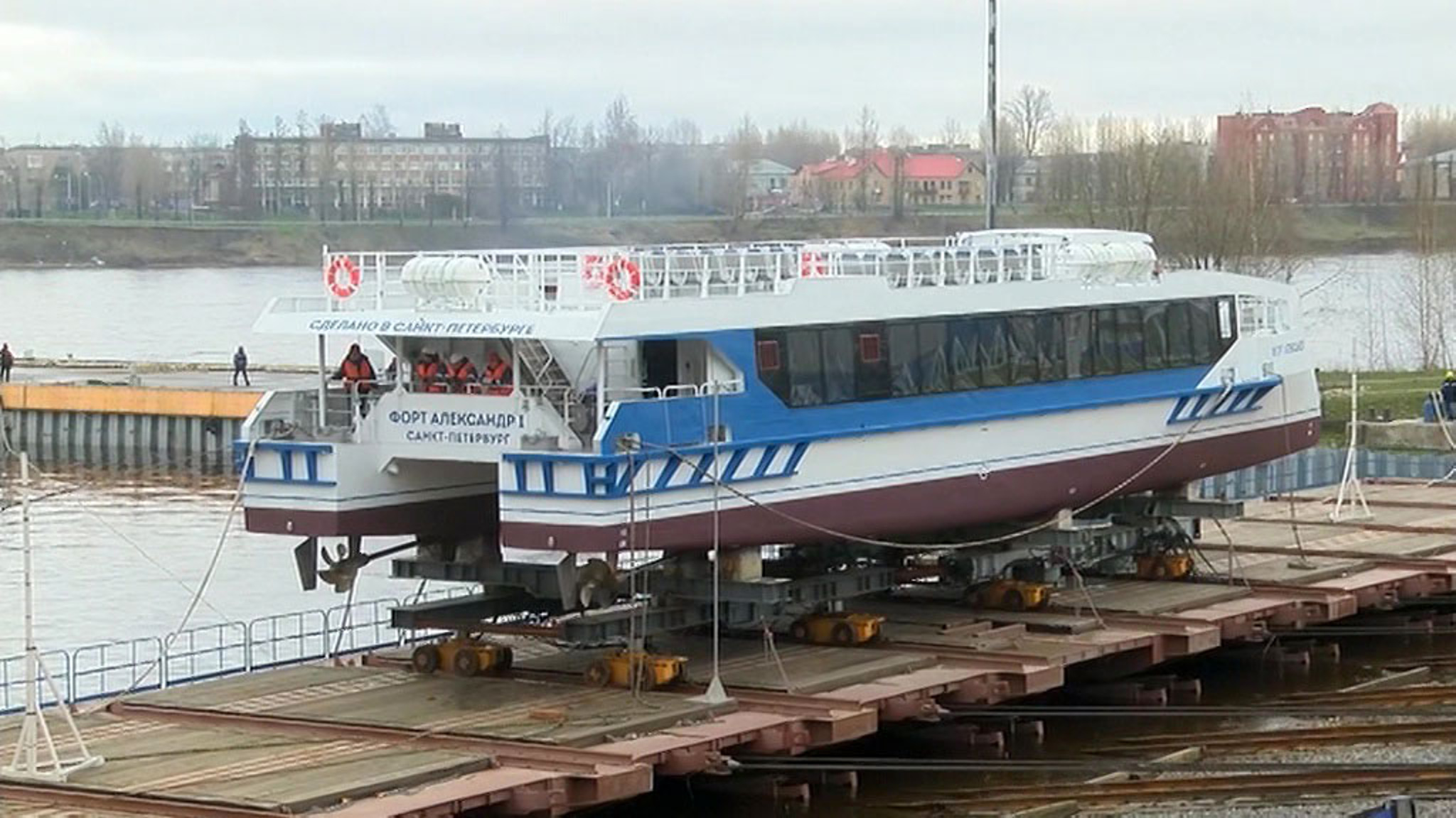 В Петербурге спустили на воду новейший катамаран "Форт Александр I"