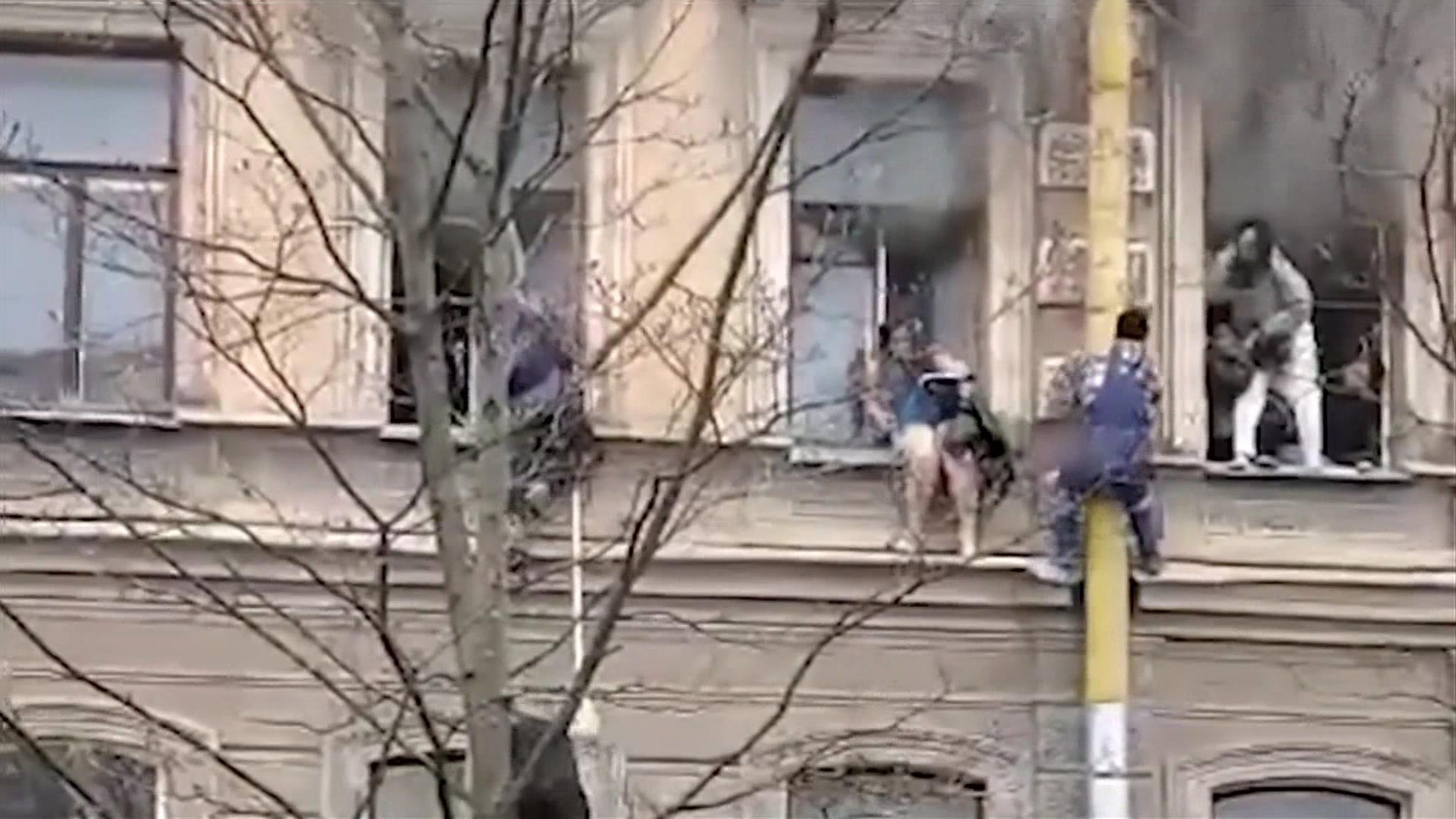 В Петербурге дворник спас жителей горящего дома