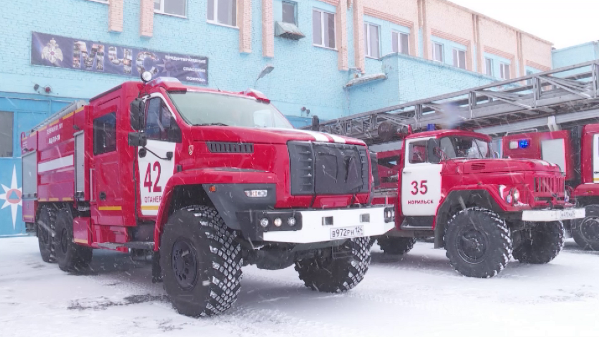 Норильские пожарные в свой профессиональный праздник устроили автопробег по городу