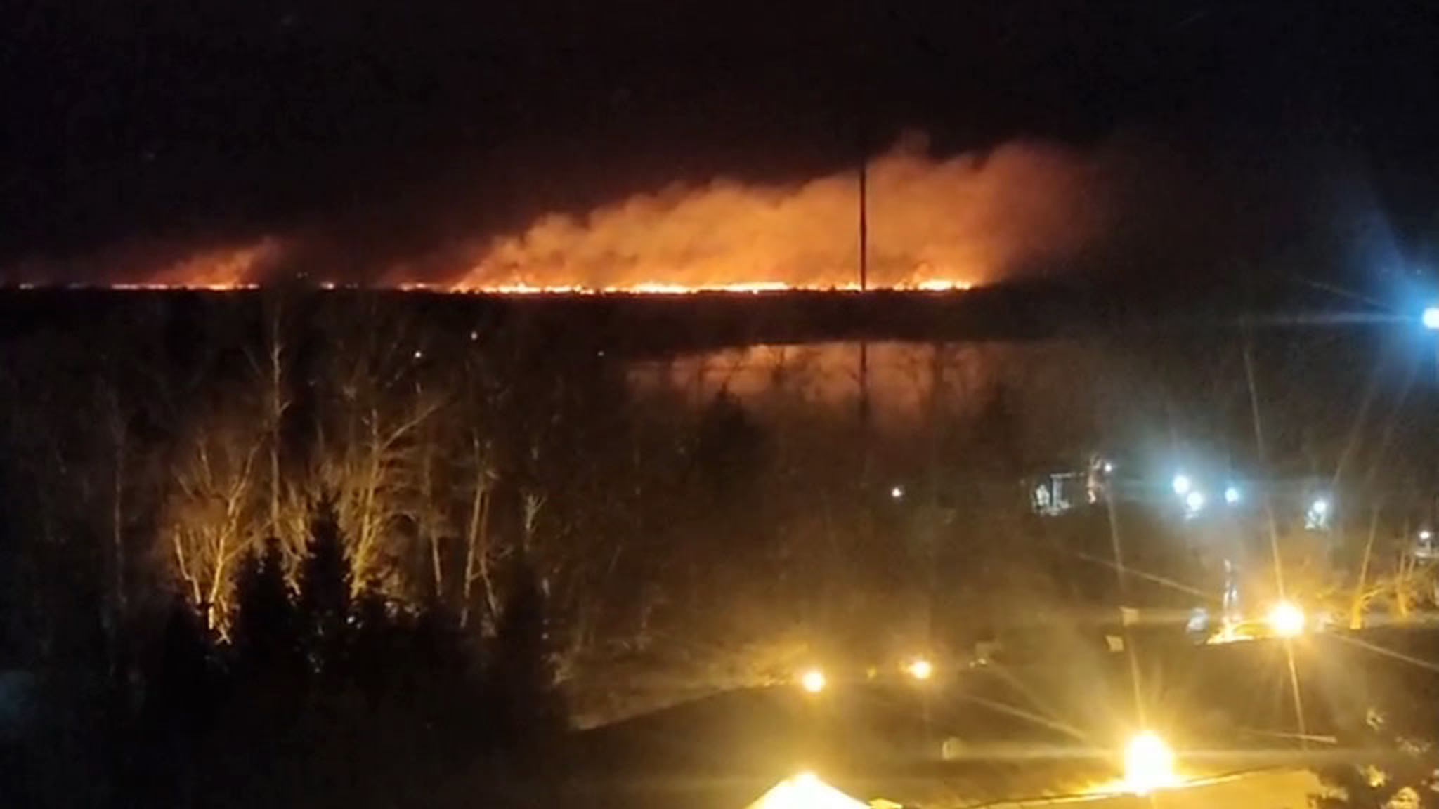 Пожар на острове Дачный в Хабаровске тушили с вертолета