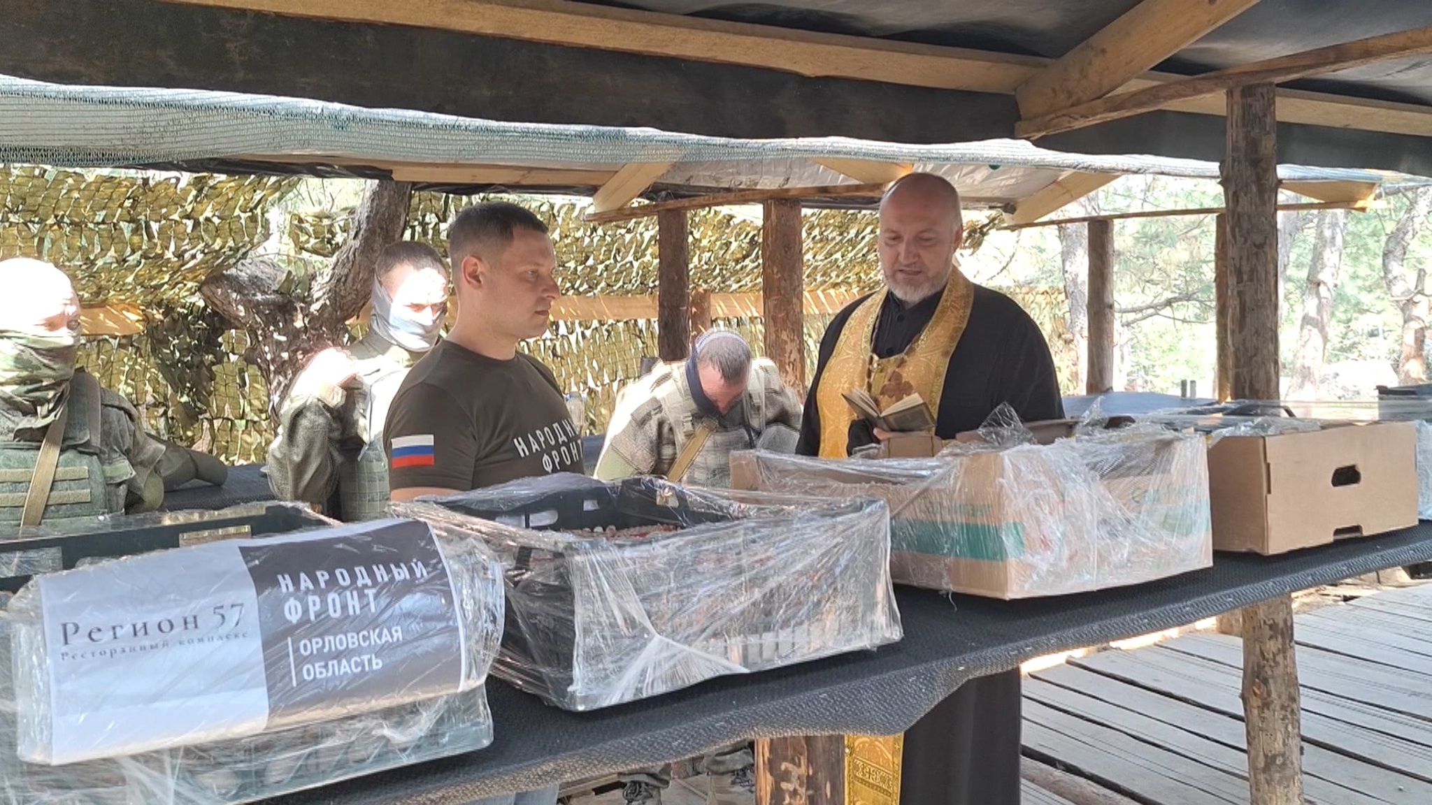 Активисты Народного фронта доставили военнослужащим куличи
