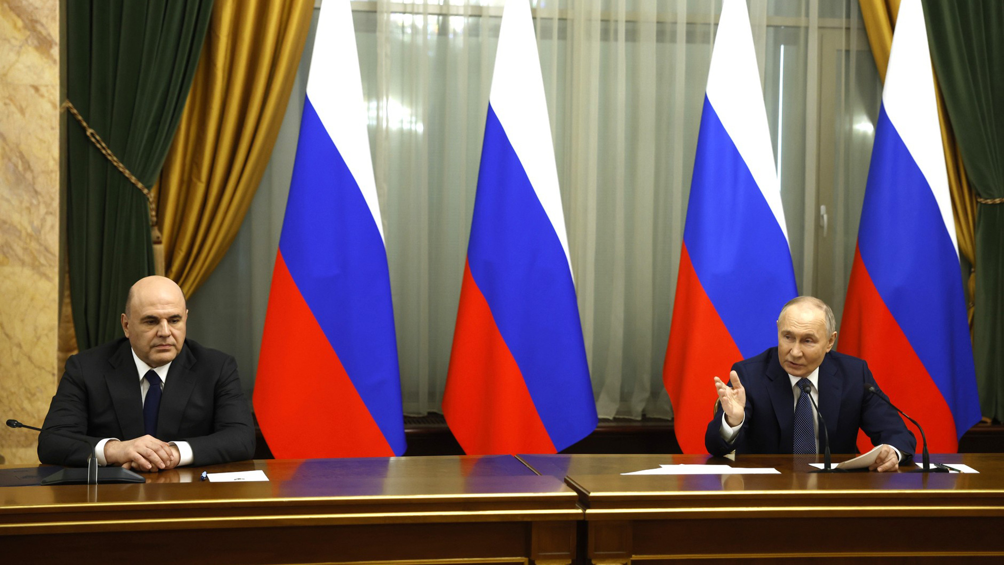 Путин назвал достойной работу правительства