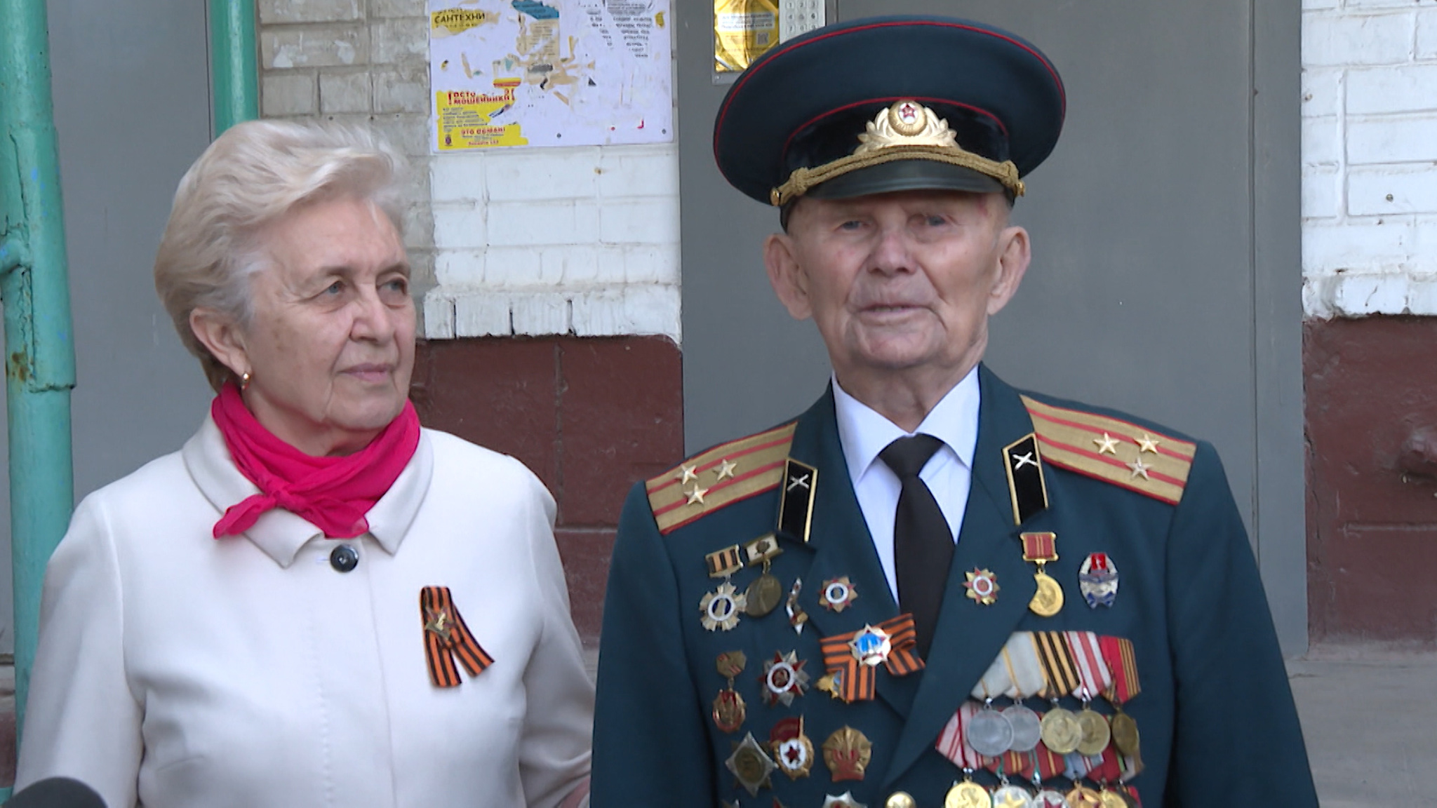 Парад под окнами волгоградского ветерана Александра Колотушкина прошел в преддверии Дня Победы