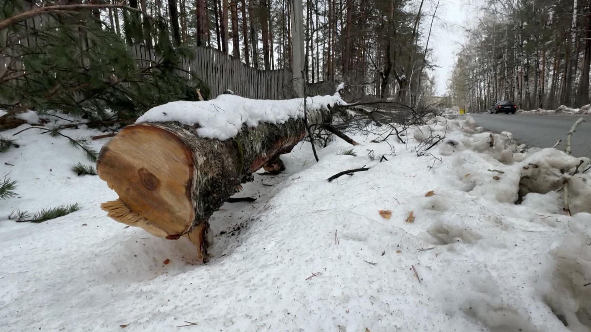 В Свердловской области продолжают устранять последствия майских снегопадов
