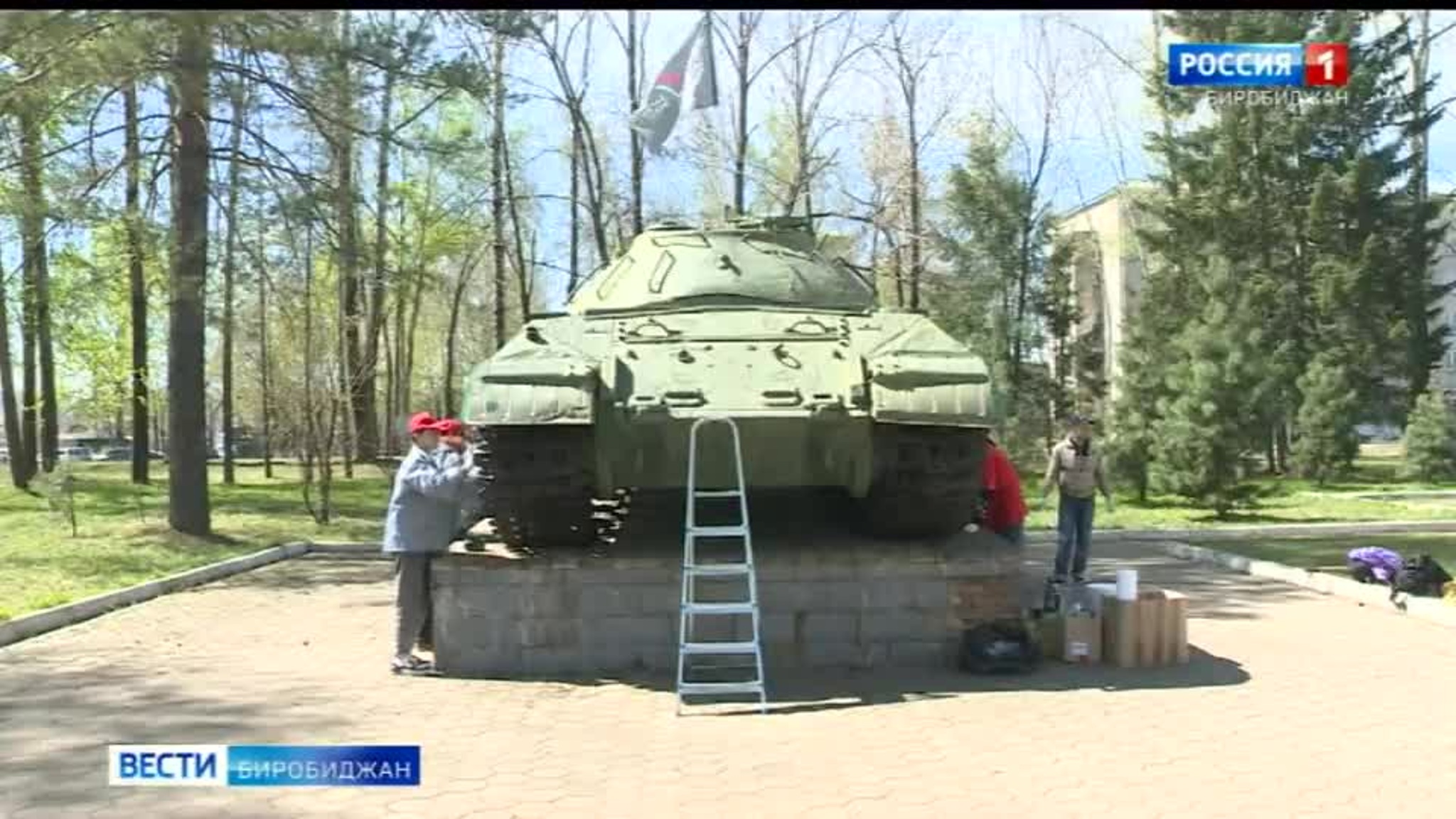 Накануне 9 мая в Биробиджане обновили танк ИС-3 в районе бывшего  завода "Дальсельмаш"