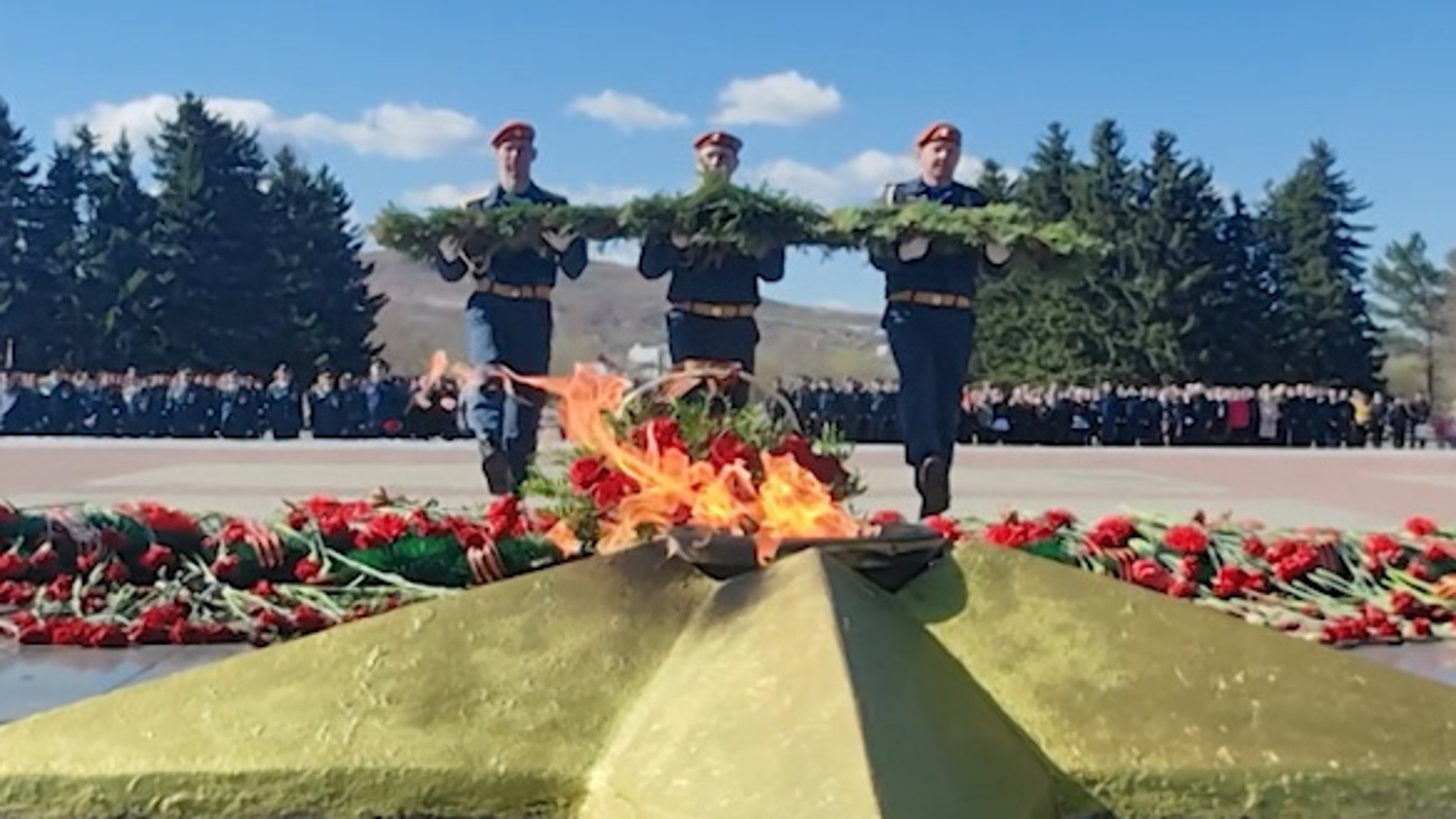 Сотрудники МЧС возложили цветы и венки к Вечному огню в Чите