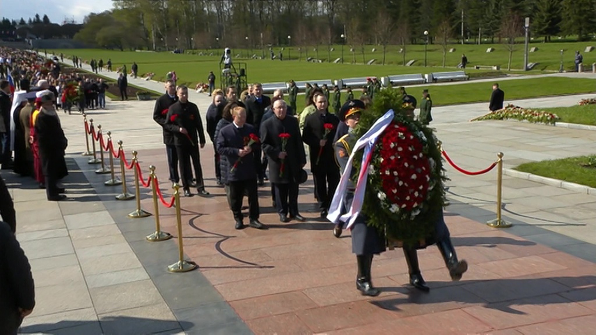 На Пискаревском кладбище прошла церемония возложения цветов