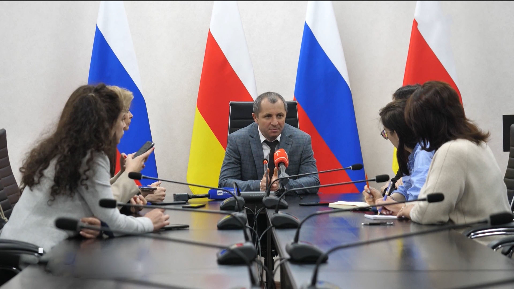 Председатель комитета по делам молодежи Руслан Джусоев провел пресс-конференцию