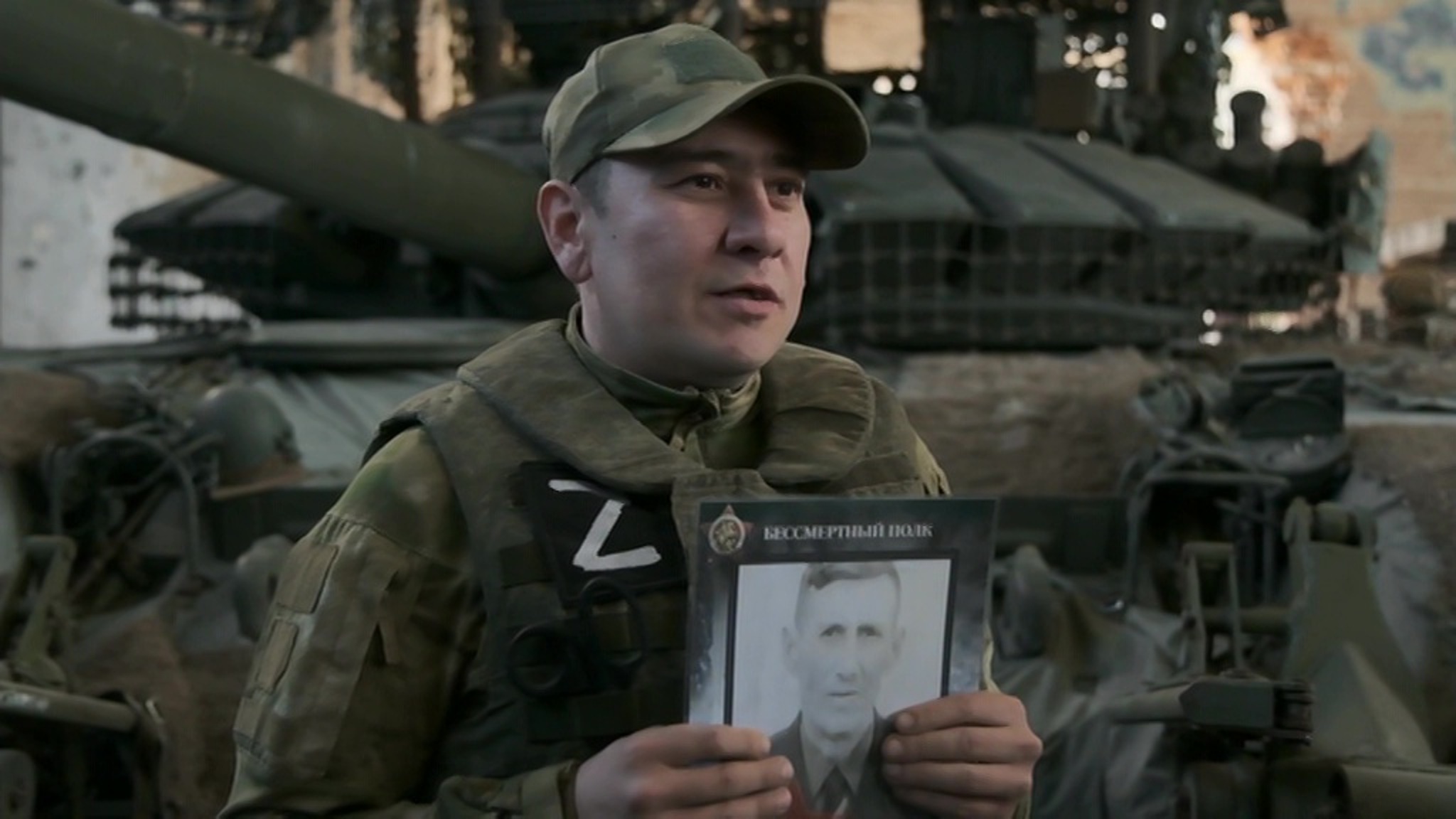 Наши бойцы проводят акцию "Бессмертный полк" в зоне СВО