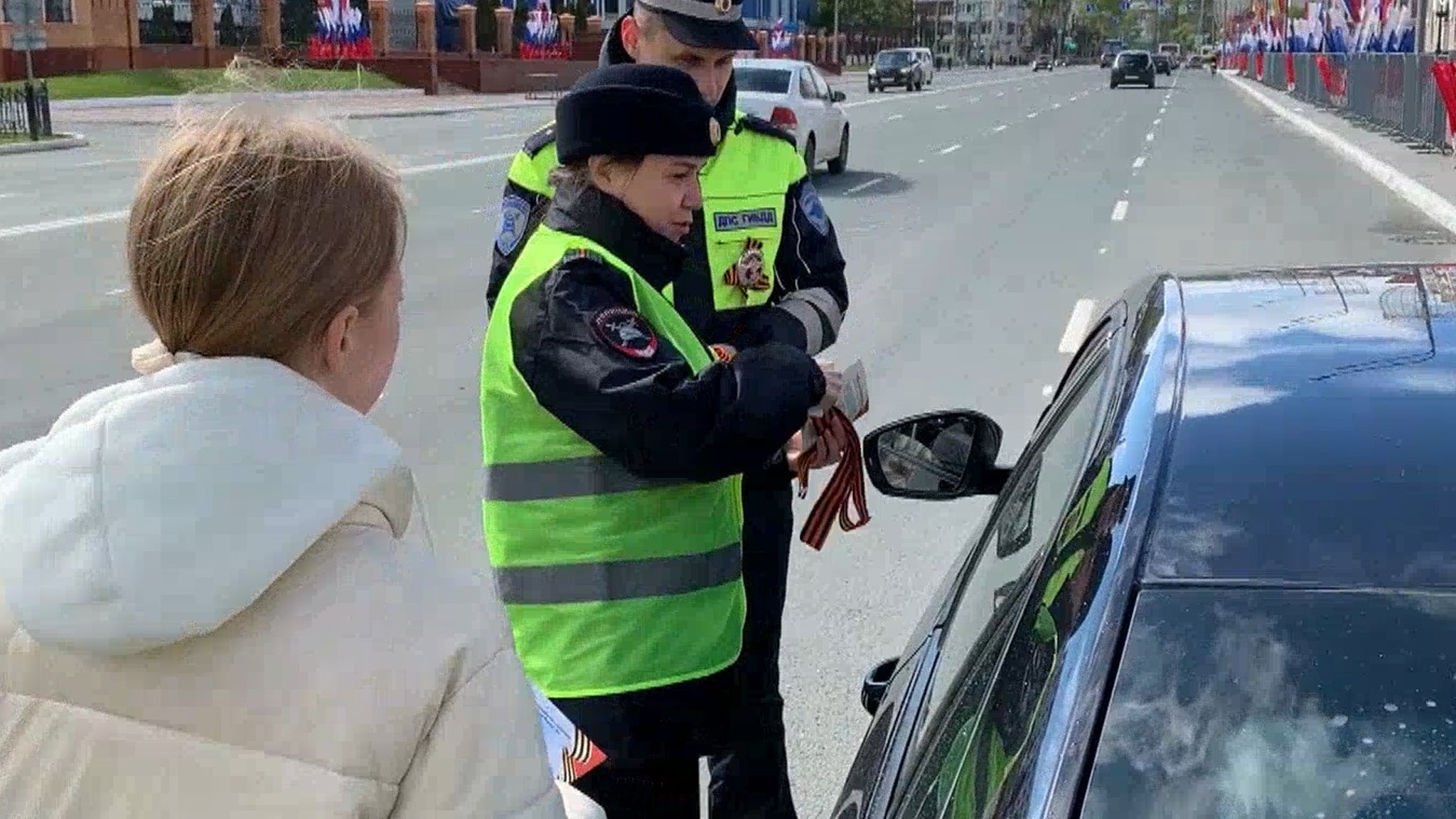 Автоинспекторы вместе с юнармейцами провели в Йошкар-Оле акцию "Георгиевская ленточка"