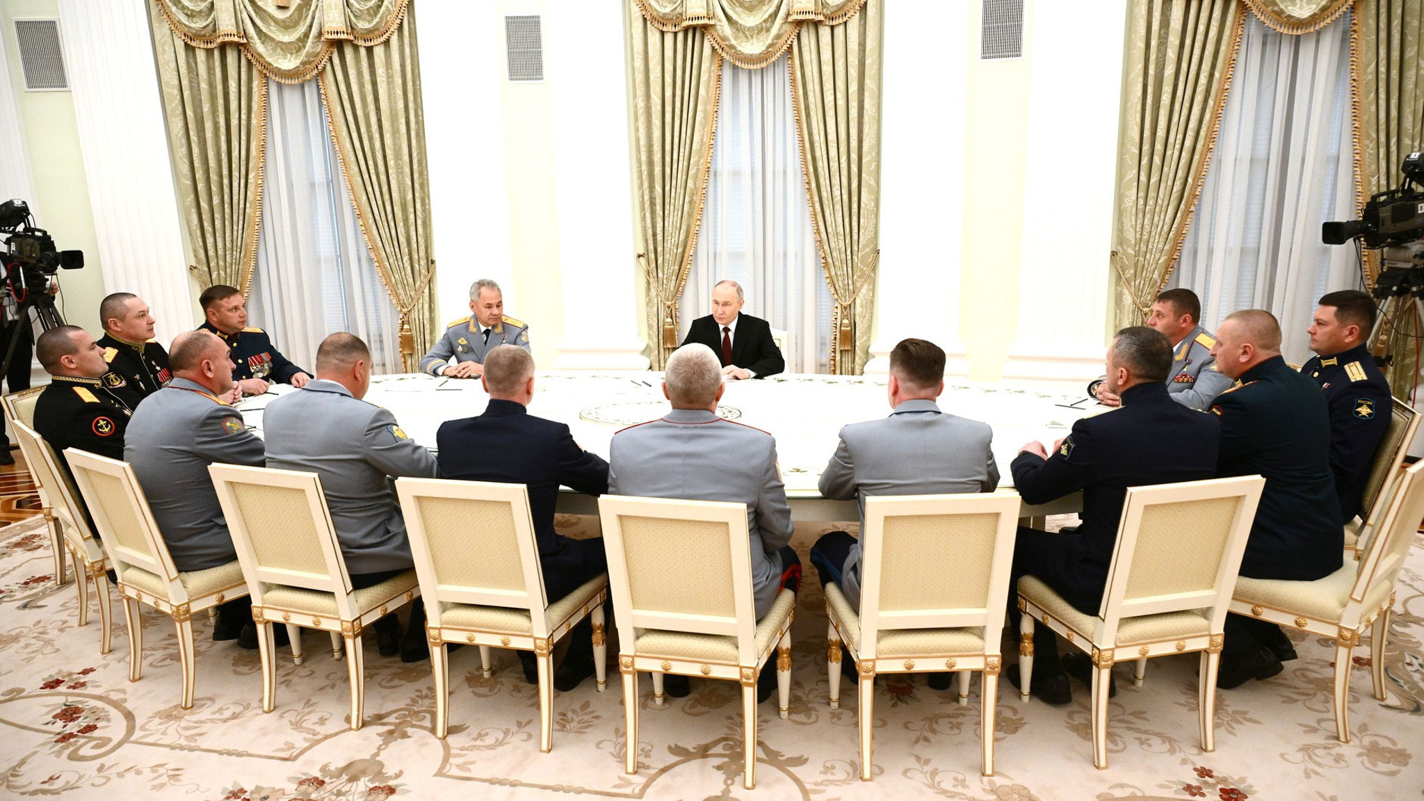 Откровенный разговор: президент встретился с командирами отделений