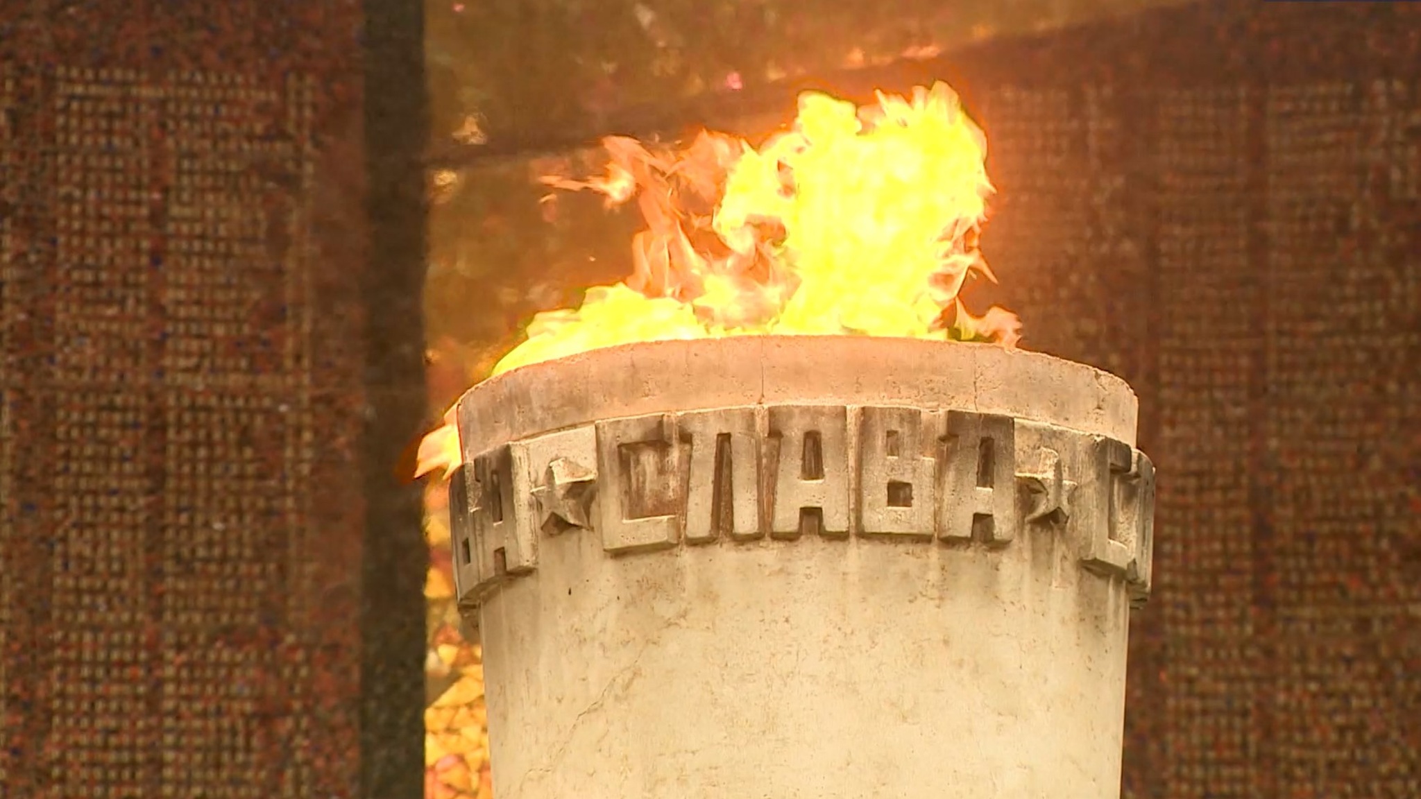 "Главный праздник для всей страны": сотни жителей и гостей Волгограда посещают Мамаев курган в День Победы