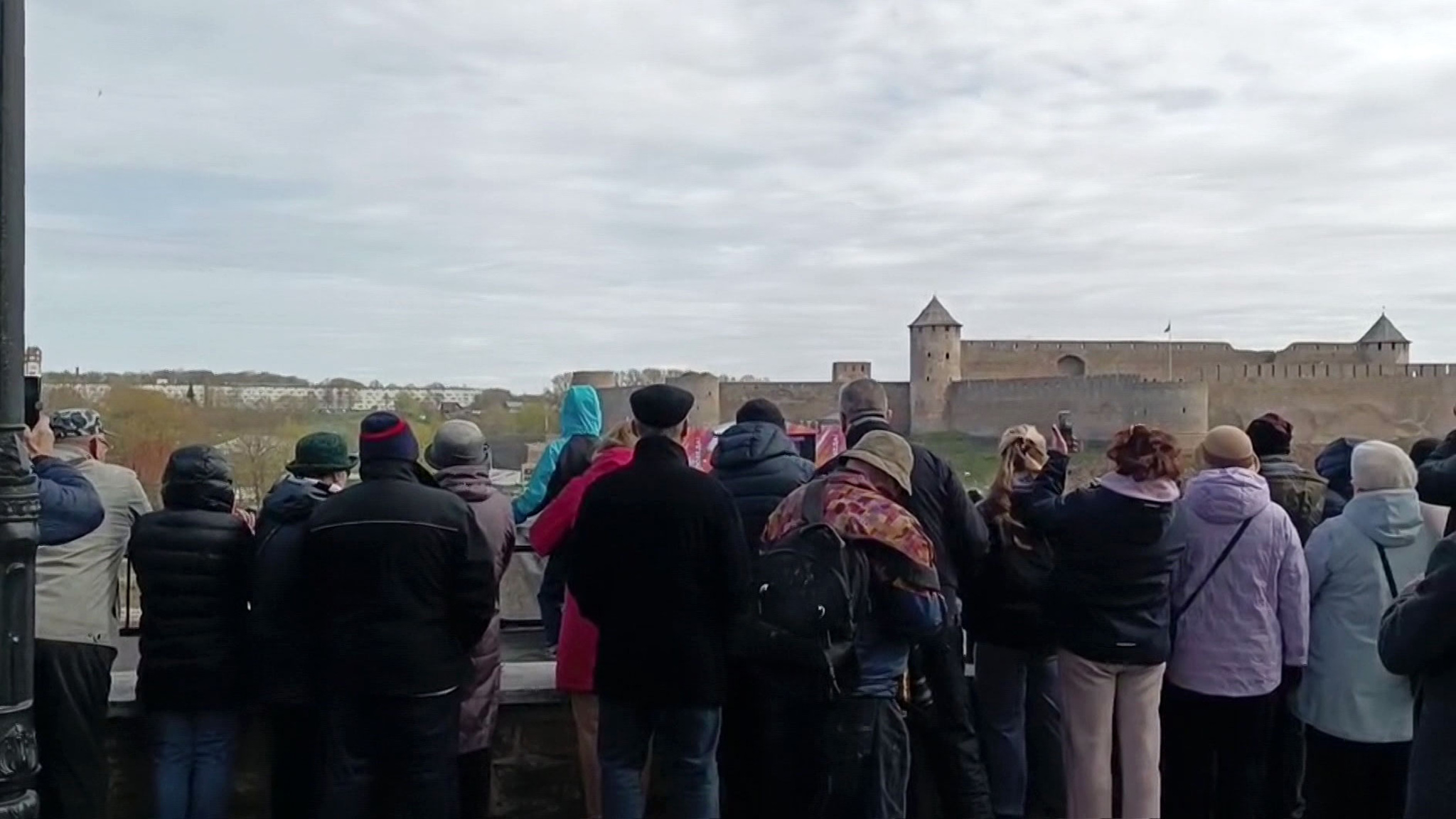 Тысячи жителей Эстонии посмотрели концерт в честь Дня Победы у КПП в Ивангороде
