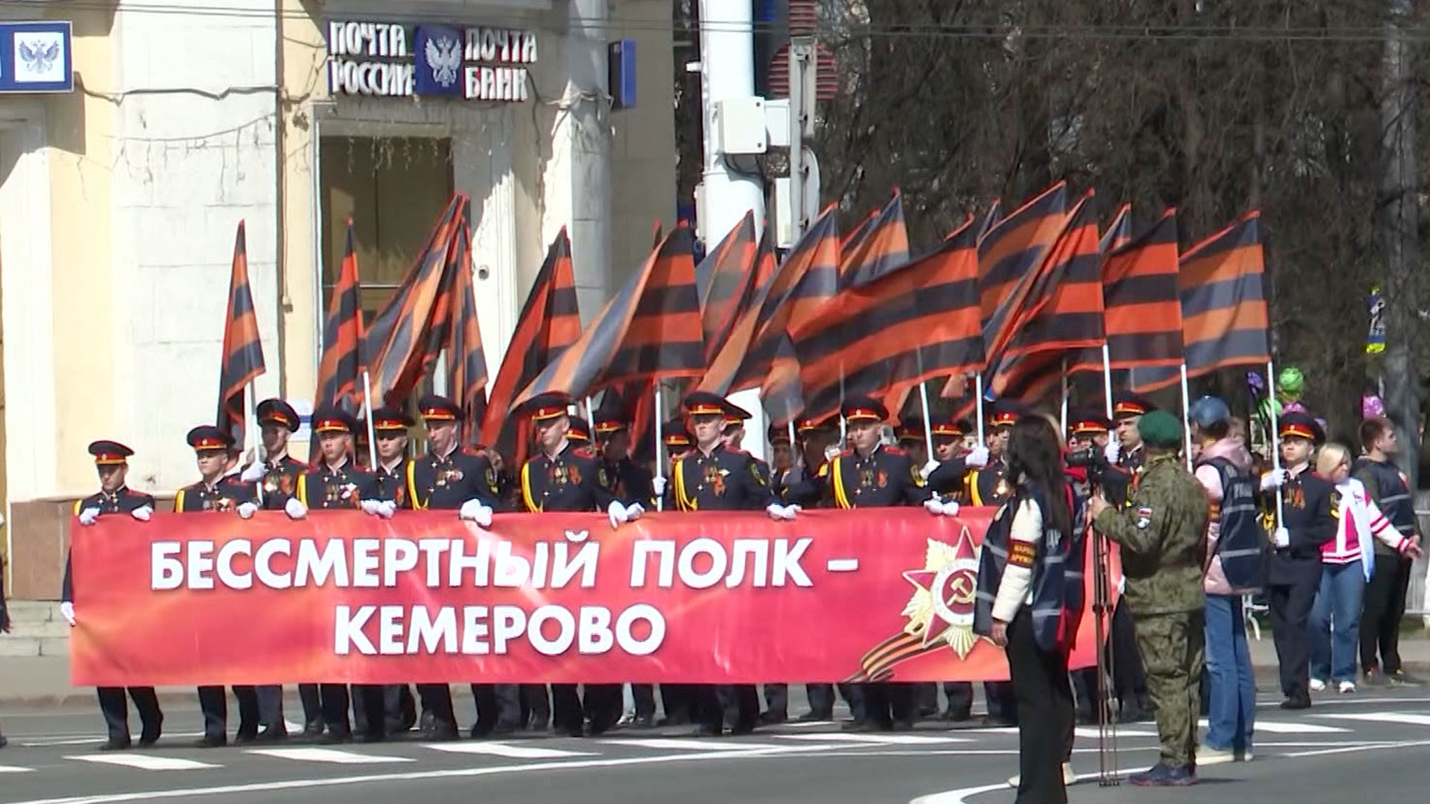 На воде, на улицах, онлайн: "Бессмертный полк" снова прошел по стране