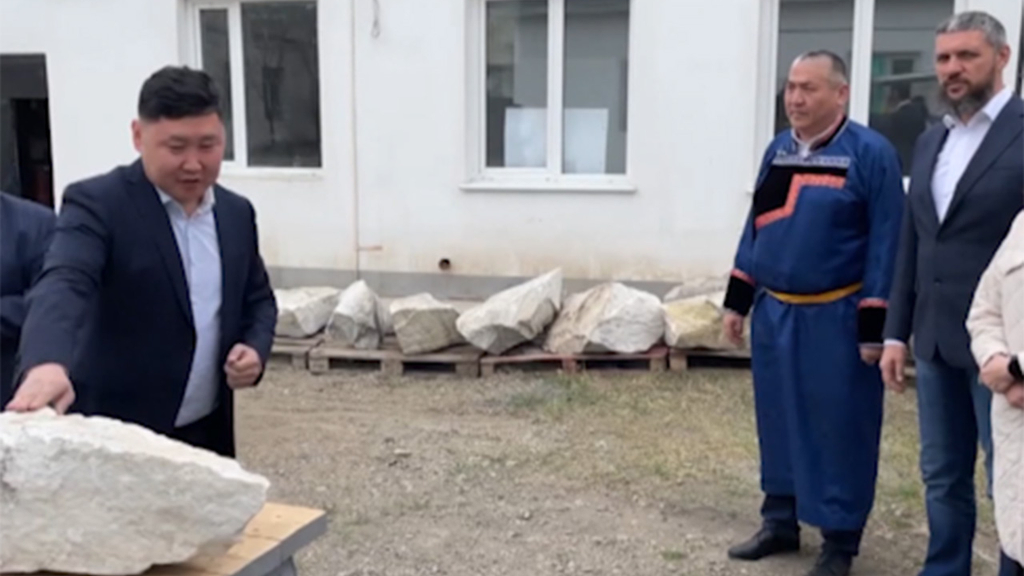 Александр Осипов посетил мастерскую оружейника Жигжита Баясхаланова в Агинском