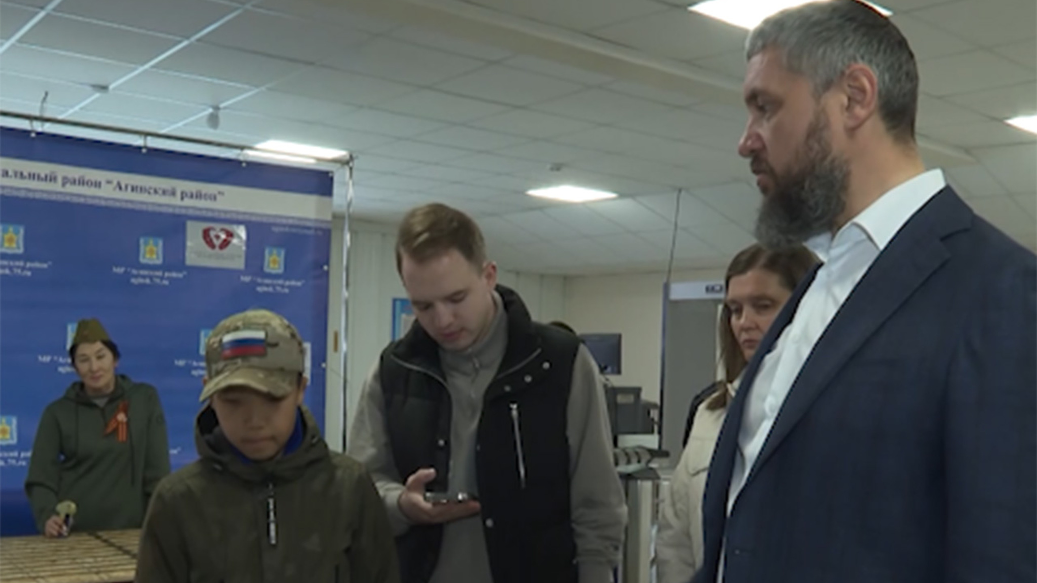 Волонтеры Аги показали губернатору Забайкалья, какие вещи изготавливают для отправки в зону СВО