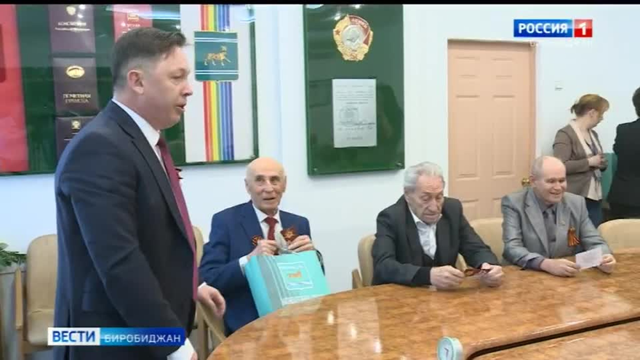 Председатель ЗС ЕАО Роман Бойко поздравил с Днем Победы почетных граждан области