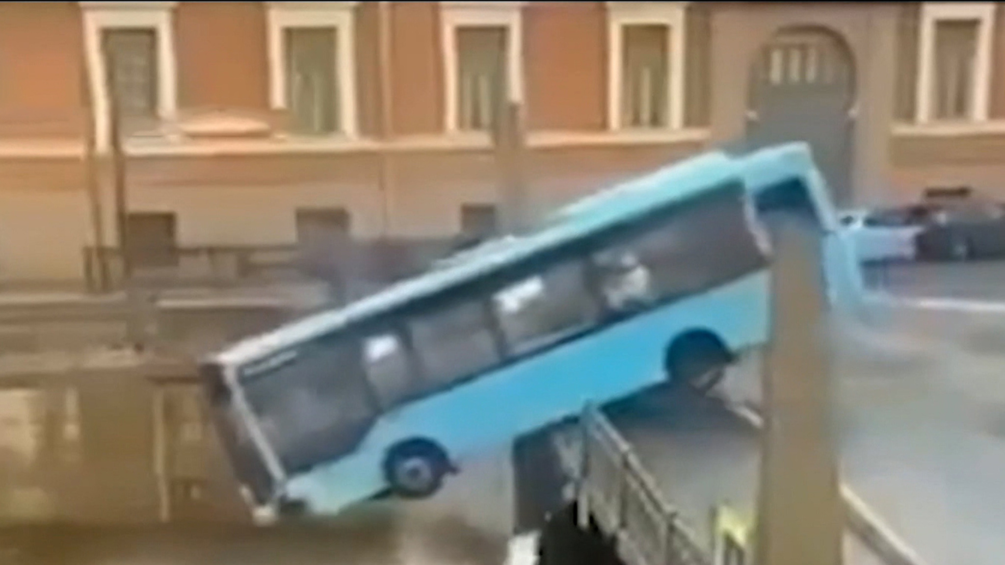 Задержан водитель упавшего с Поцелуева моста в реку автобуса