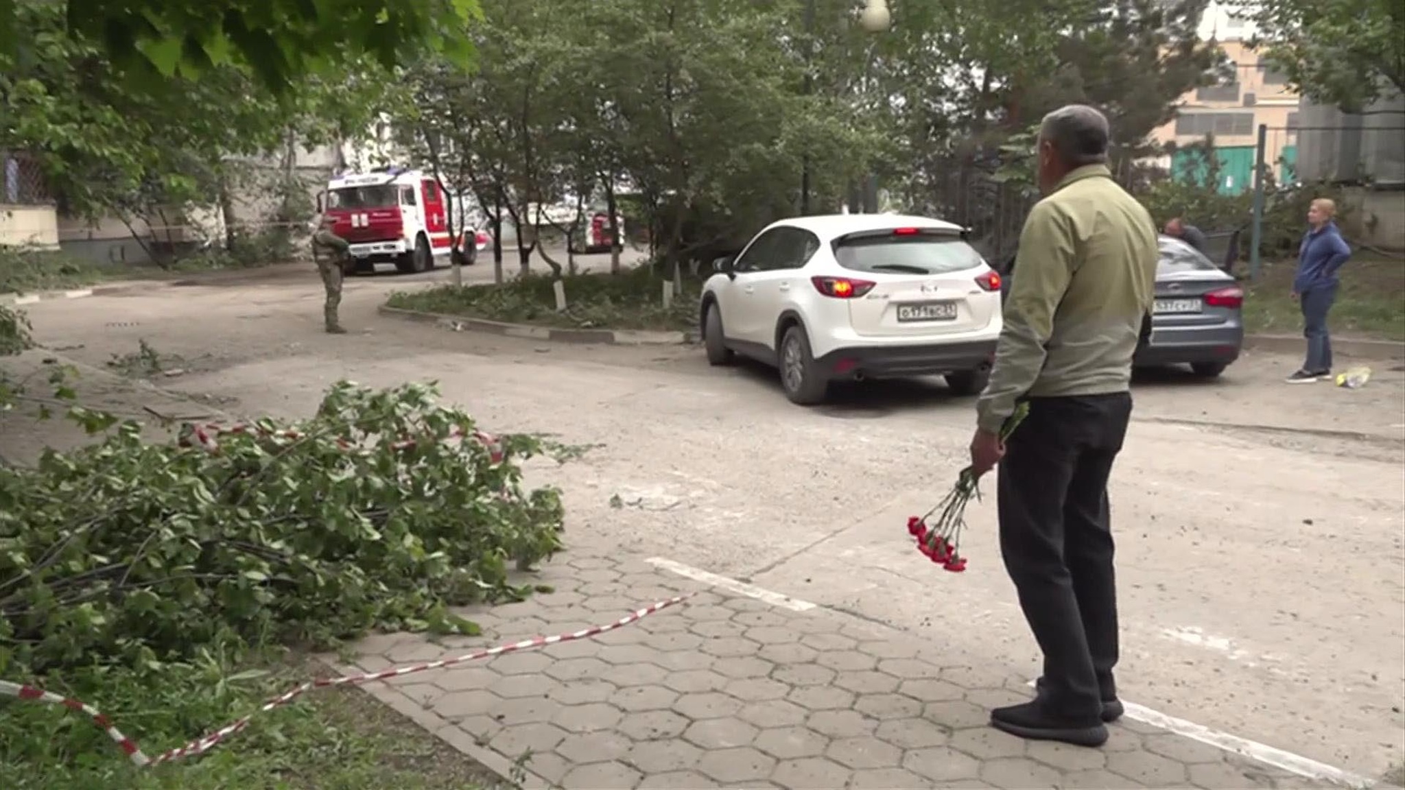 В Белгороде возник стихийный мемориал на месте обрушения дома