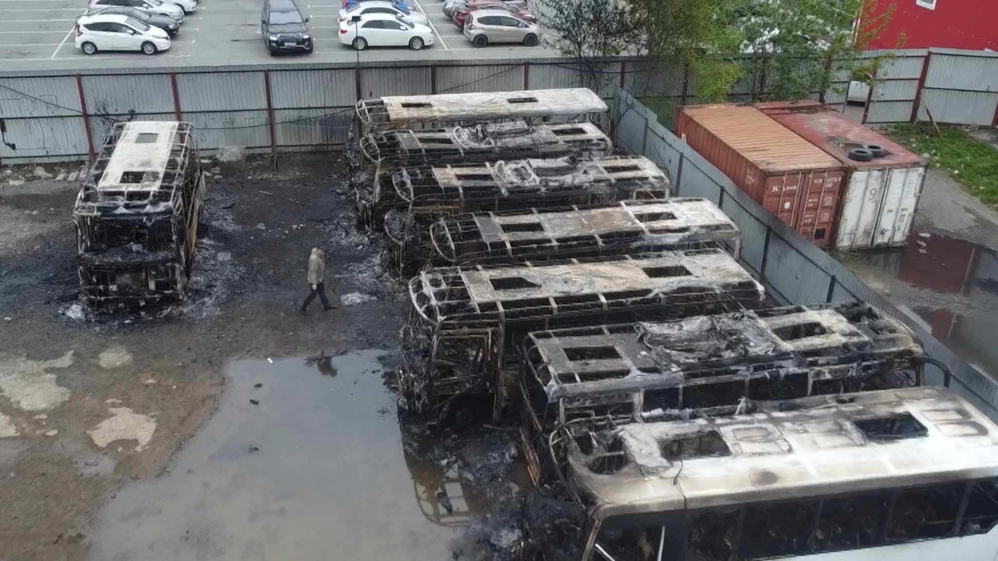 Мощный пожар на автостоянке во Владивостоке: сгорели восемь автобусов – подробности