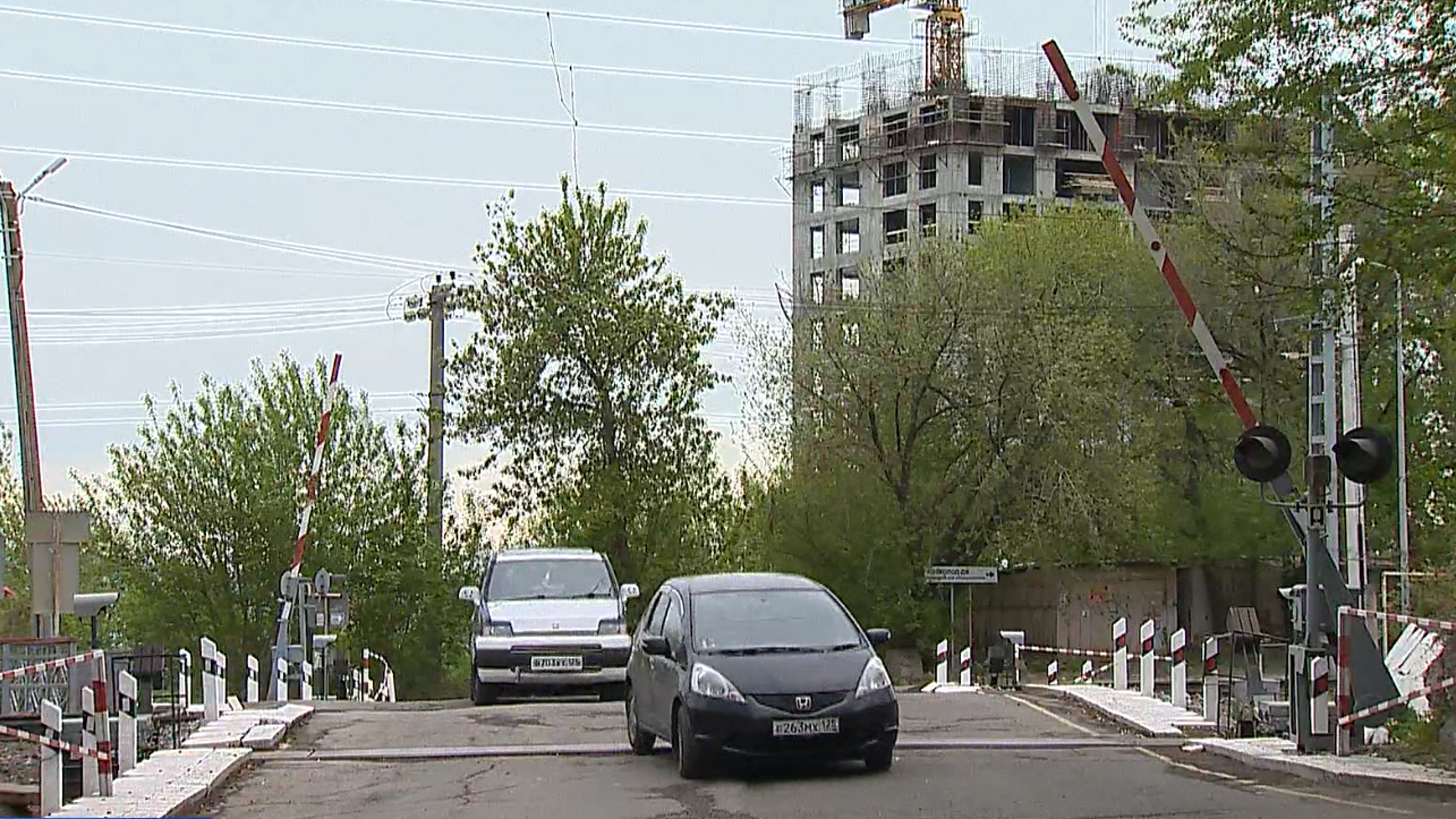 Владивостокские ж/д переезды стали причиной автозаторов: какой выход нашли власти?