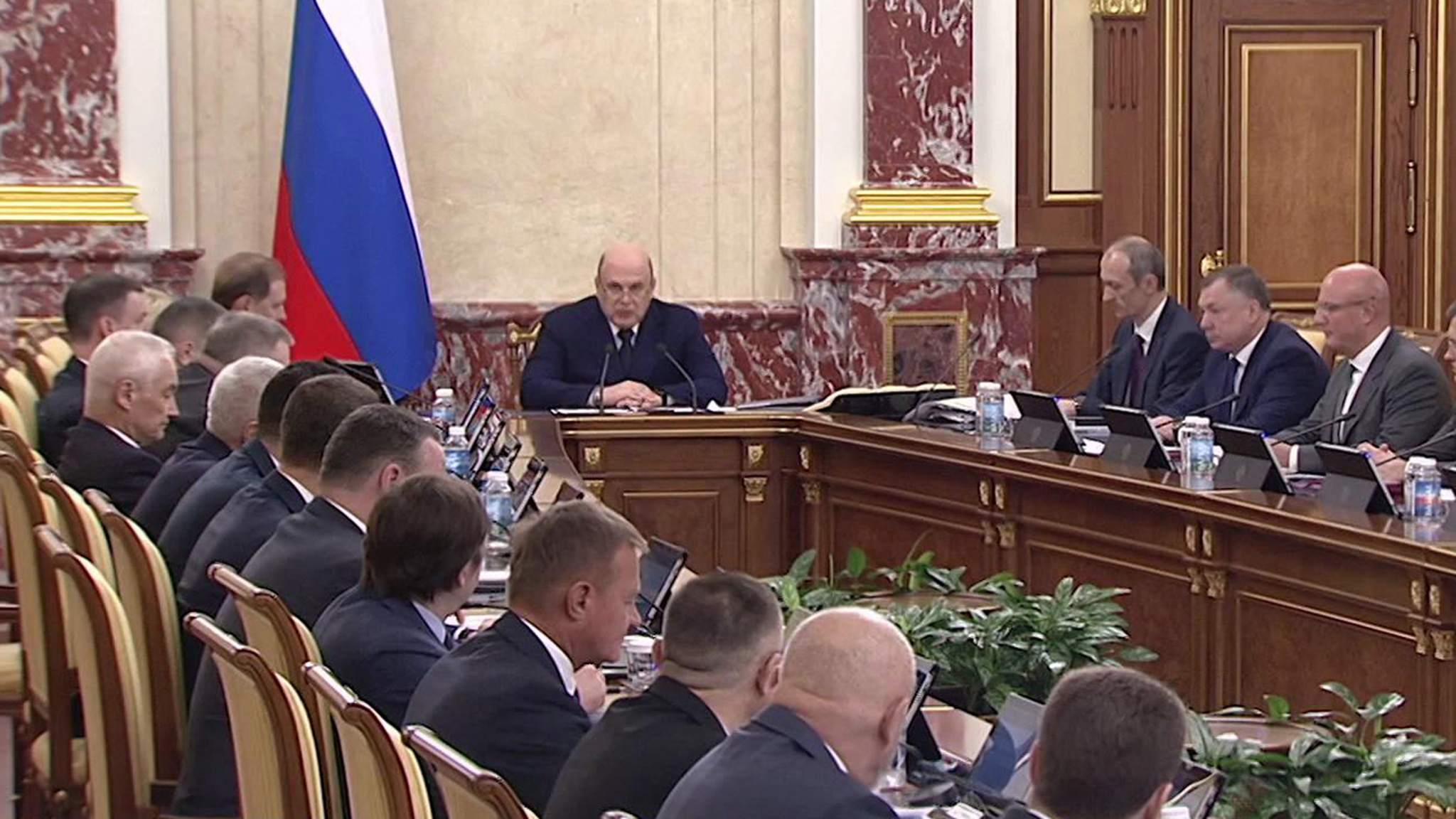 Правительство в новом составе впервые встретилось на заседании
