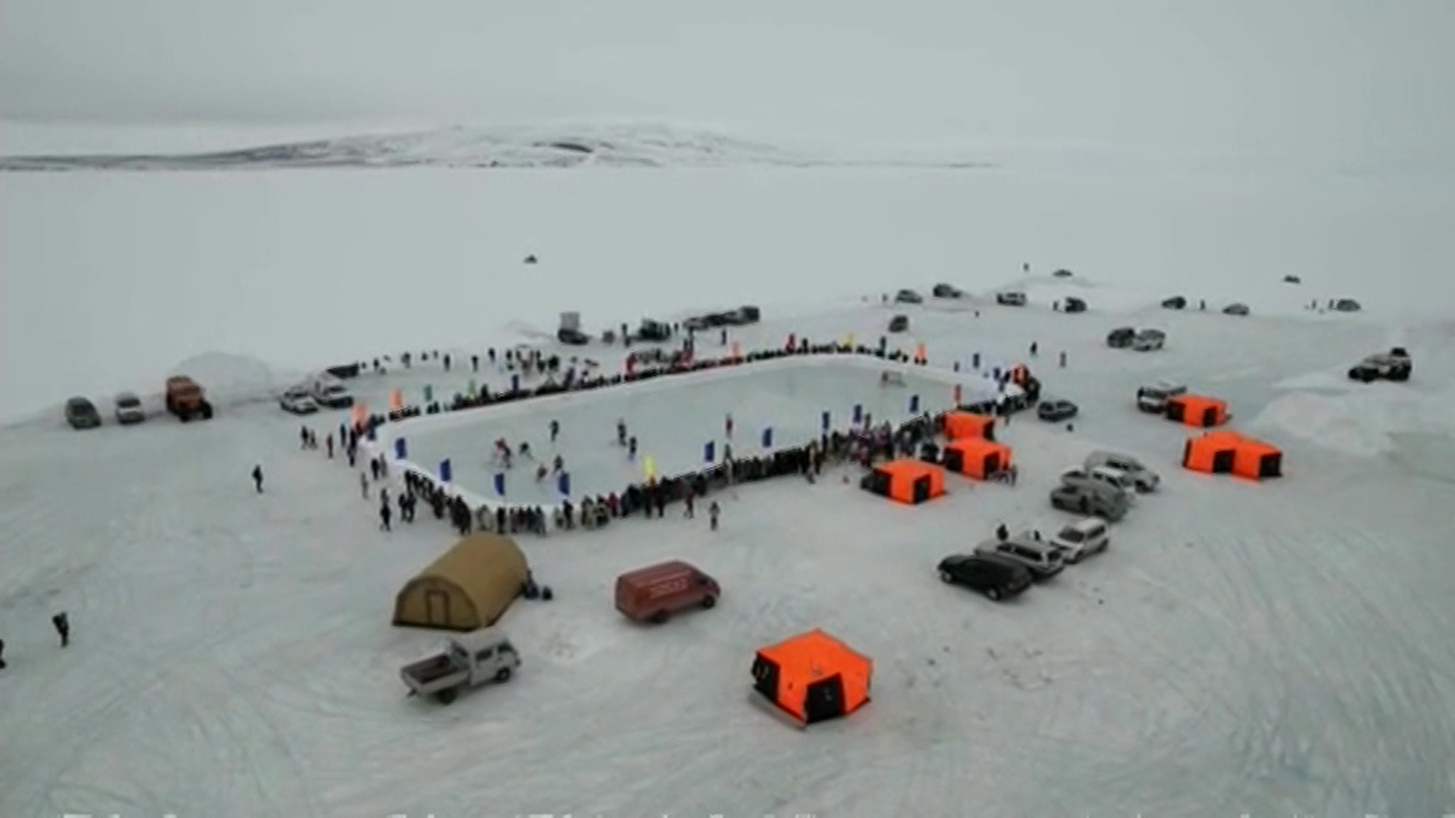Легенды хоккея сыграли с командой Чукотки на льду Анадыря