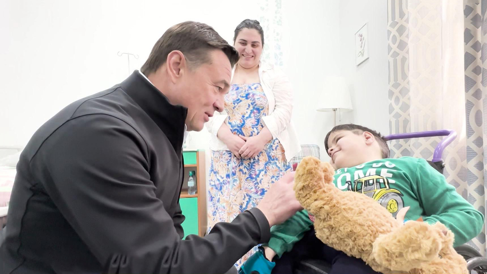 Андрей Воробьев навестил пациентов детского областного хосписа в Домодедове