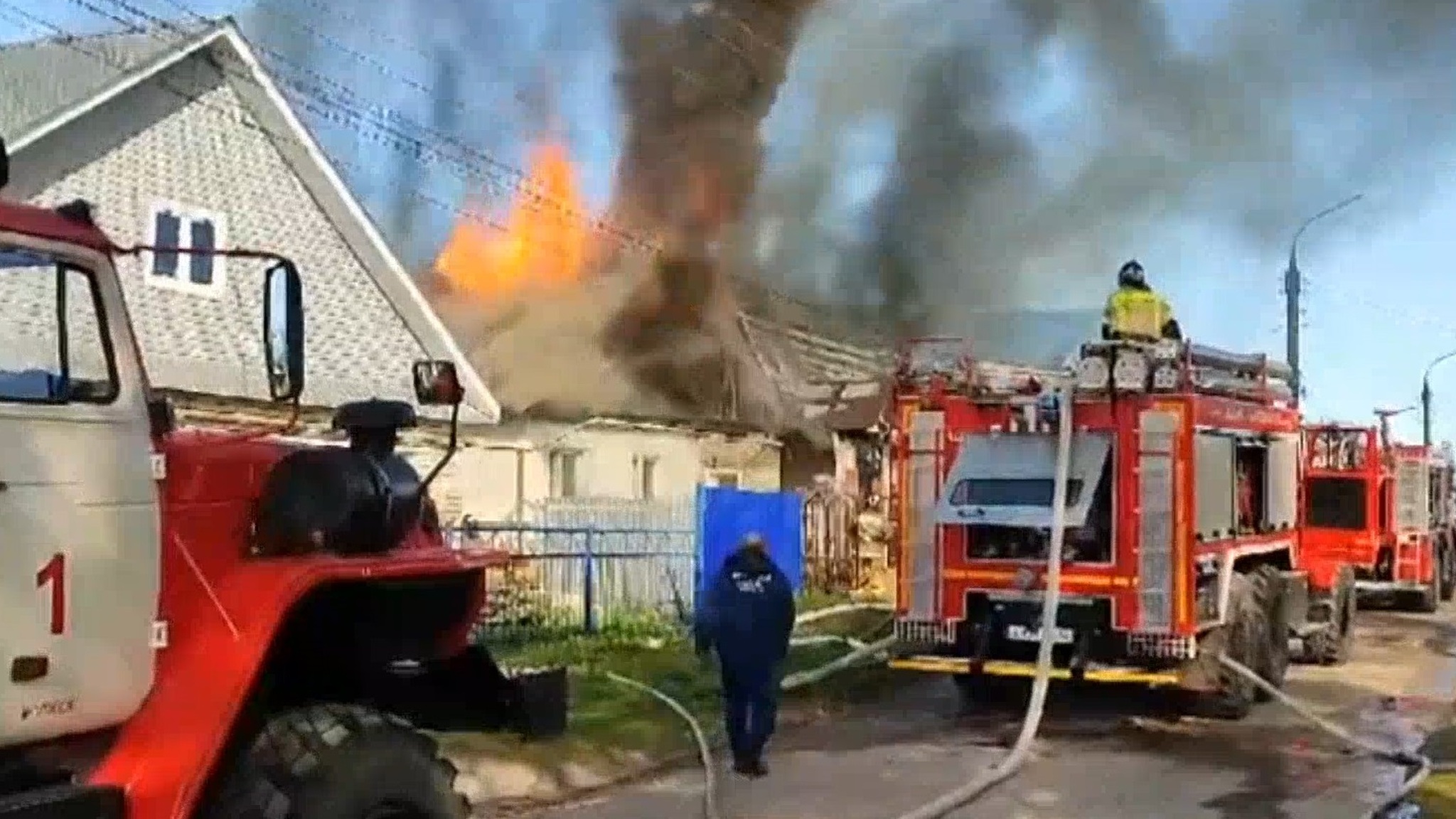 Жильцы самостоятельно выбрались из горящего дома в Волжске