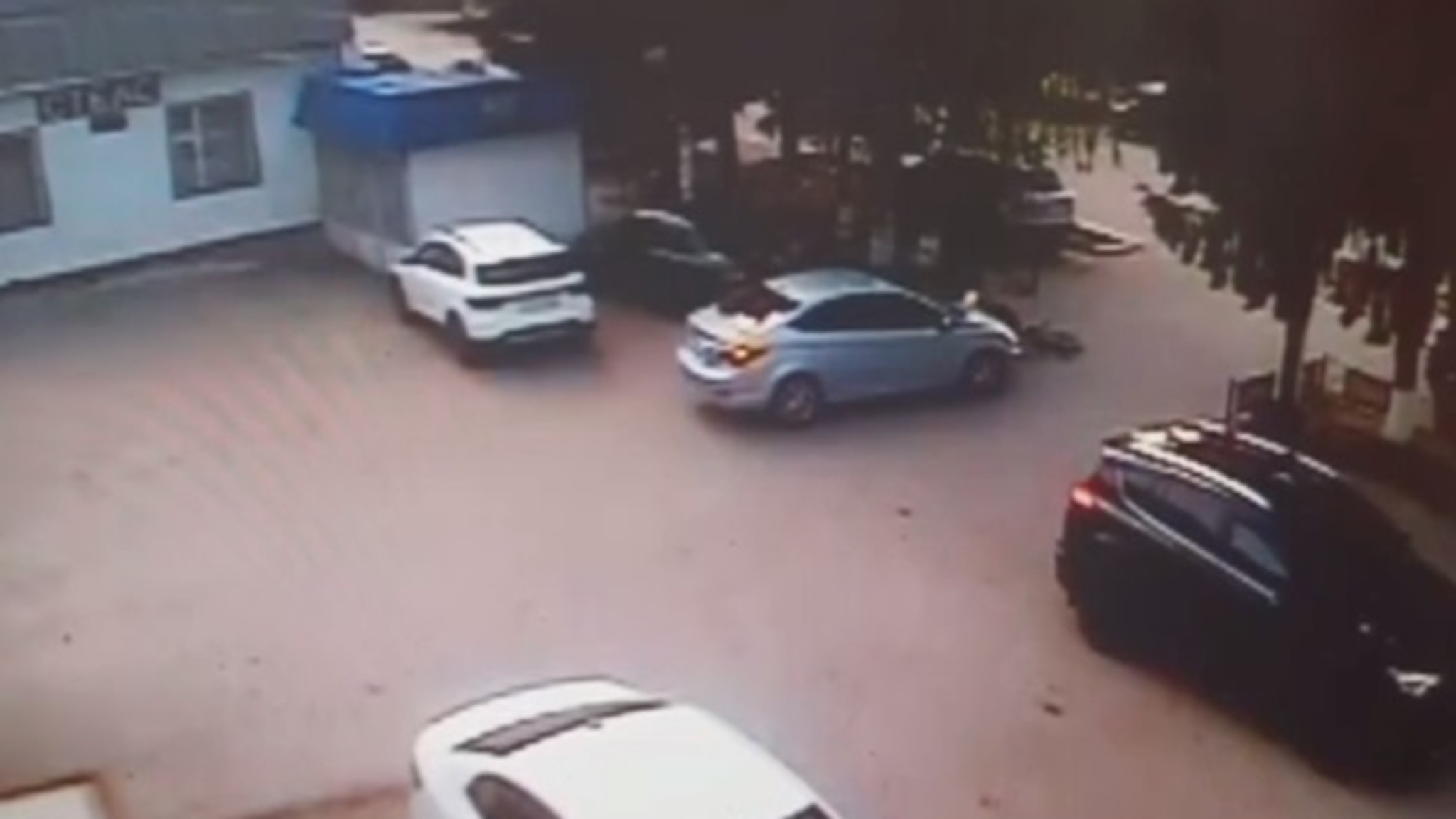 Юная велосипедистка в Тюменской области врезалась в автомобиль