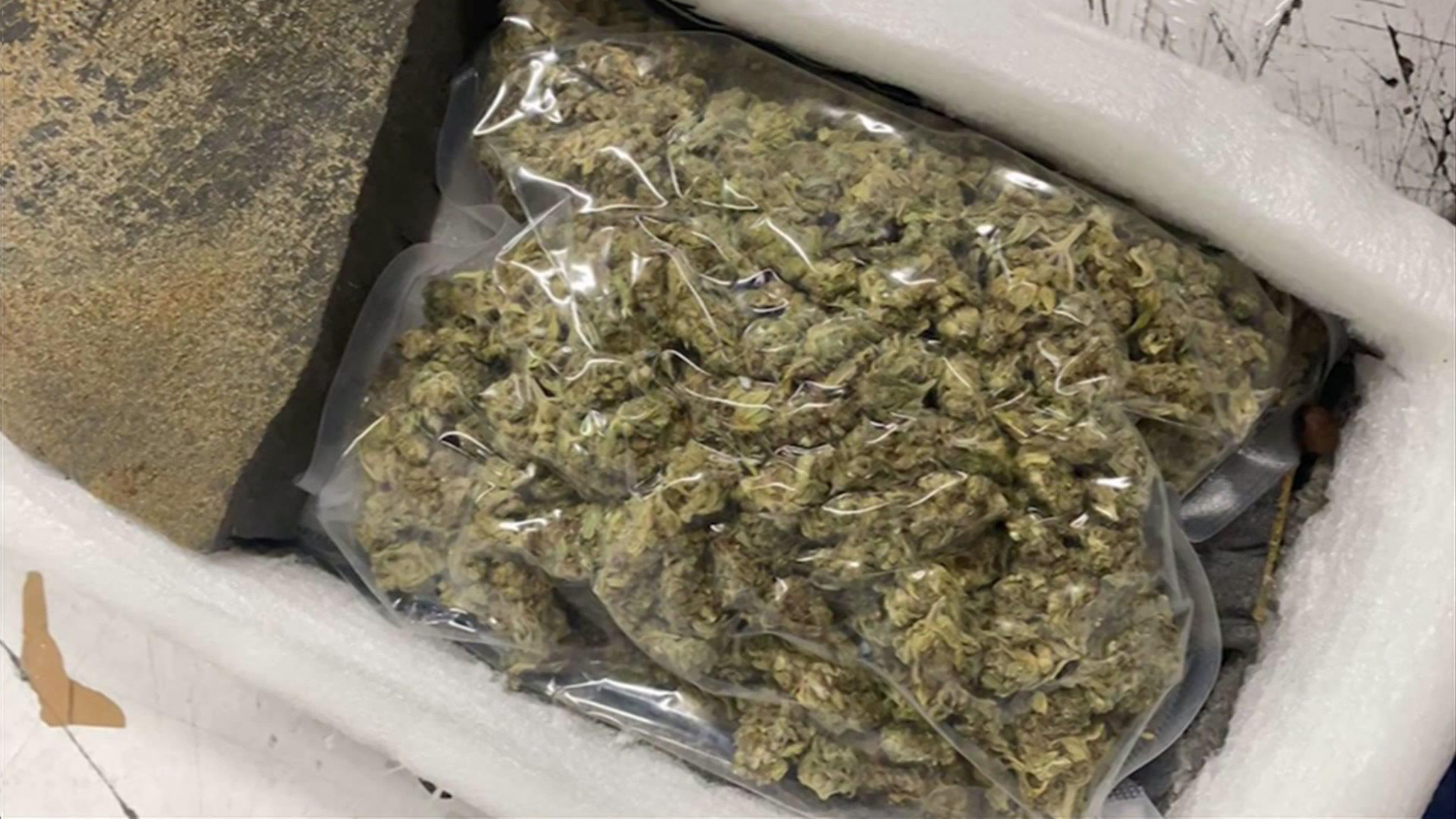 В посылке из Таиланда нашли набитые марихуаной боксерские лапы