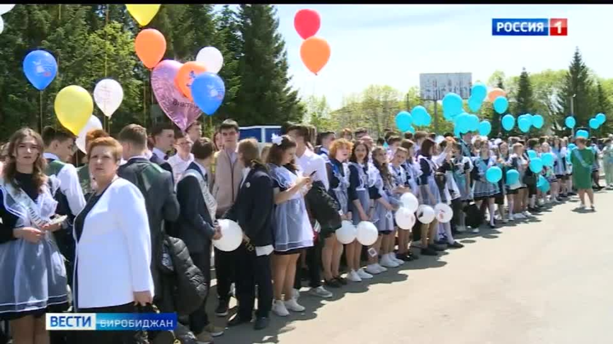 Биробиджанские выпускники после школьных линеек отправились в Сад воинского духа