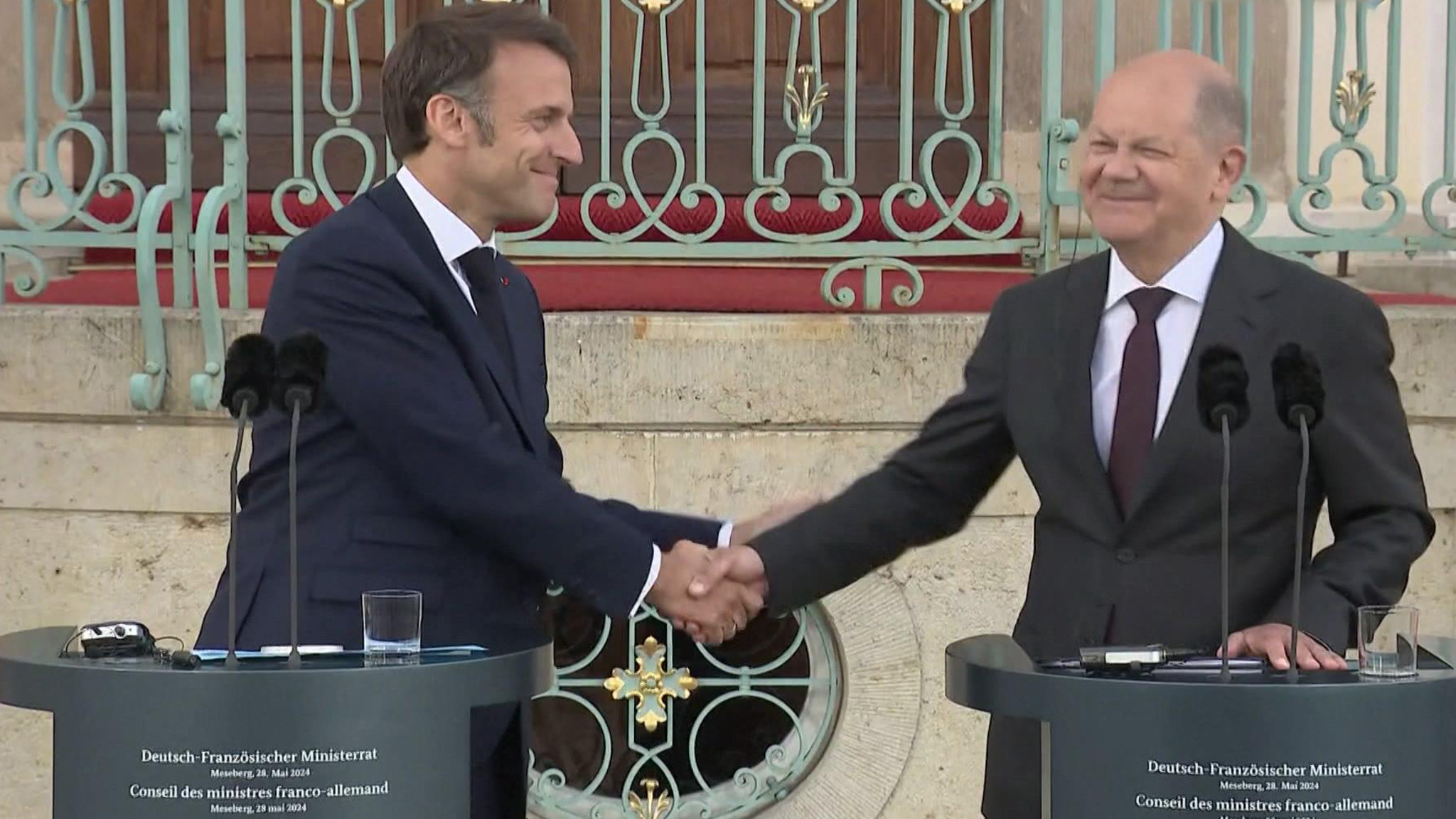 Первые леди Германии и Франции рассмеялись у мемориала жертвам холокоста