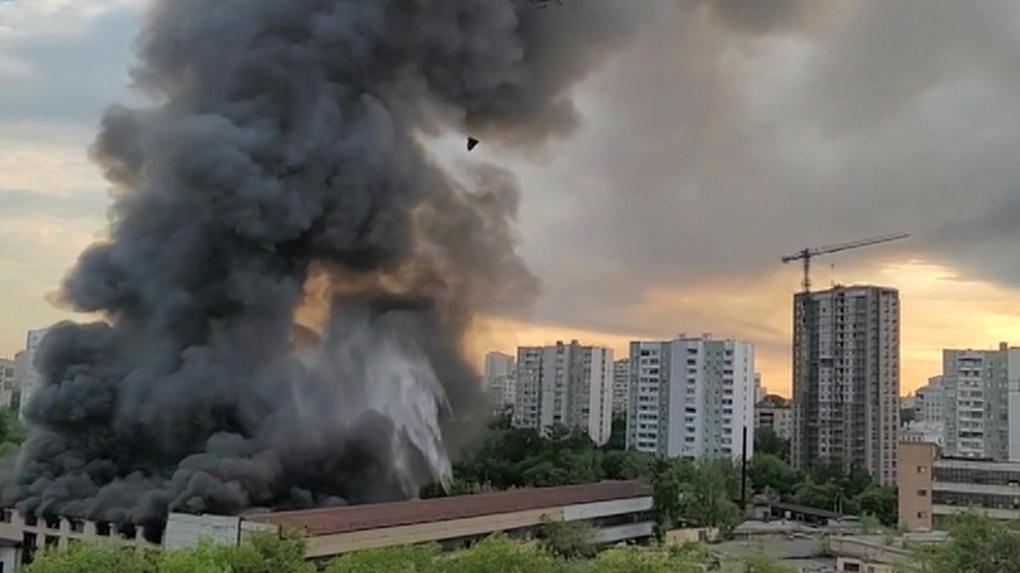В районе Новогиреево вспыхнул пожар на складе