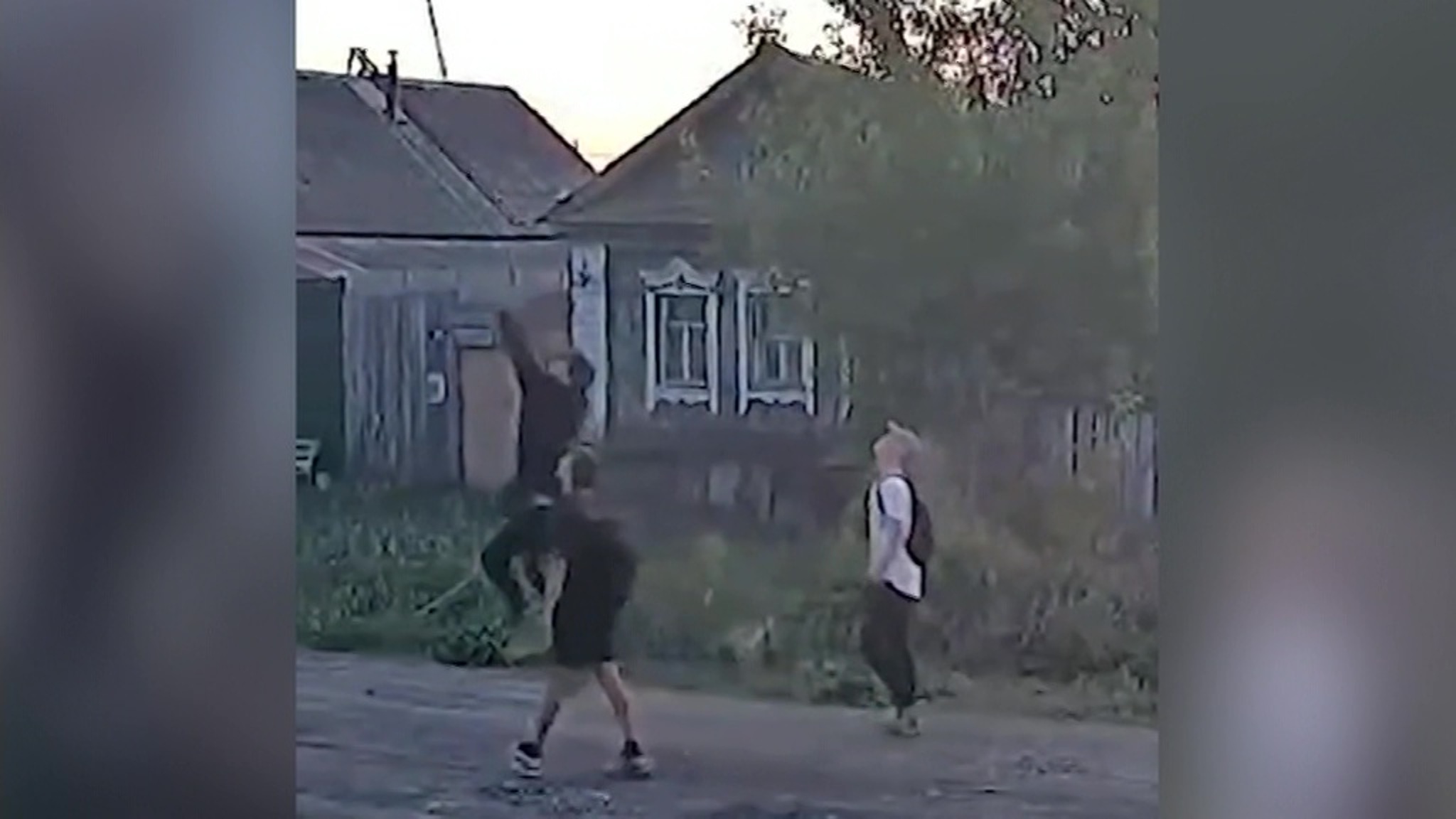 Страшное видео удара школьников током попало в сеть