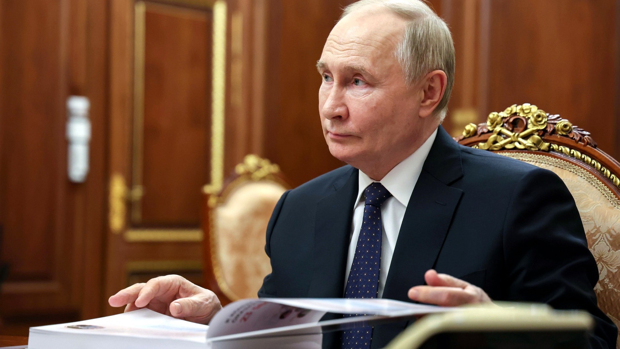 Путину подарили альбом с историями пациентов, спасенных "Кругом добра"