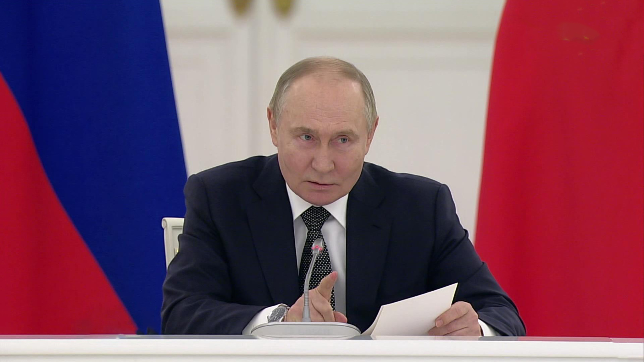 Путин: все должны понимать, через какой исторический этап проходит Россия