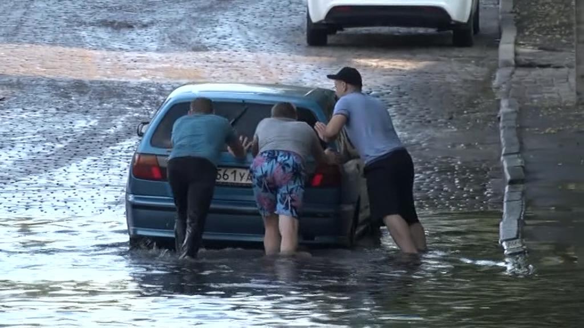 На Калининград обрушился сильный ливень с градом
